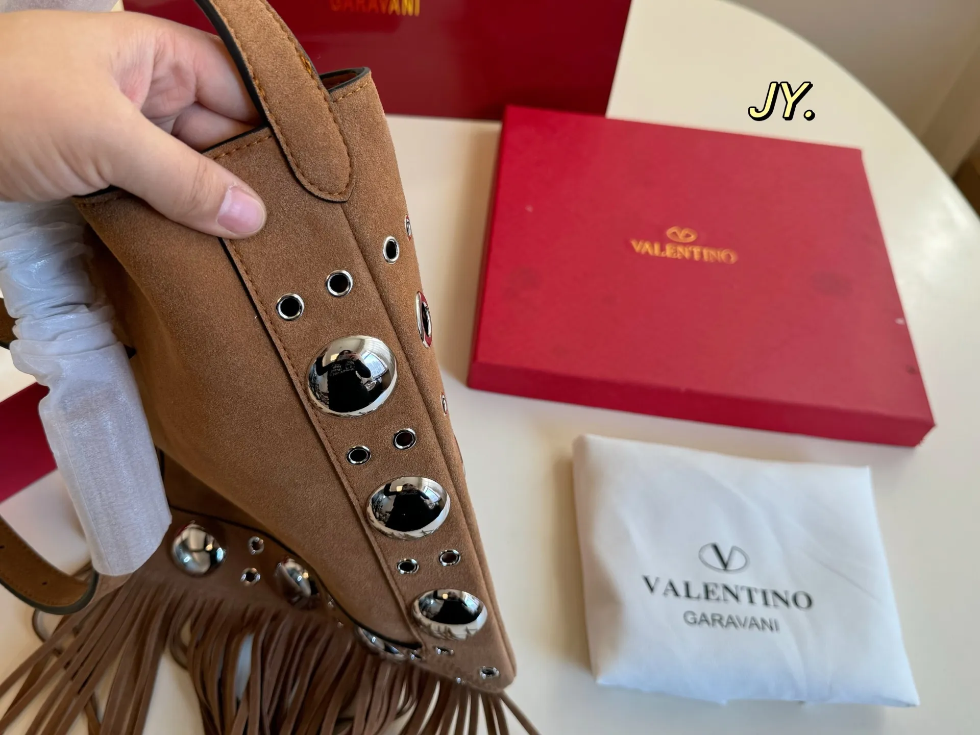P170(配盒) size:28×30 VALENTINO华伦天奴麂皮绒柳钉流苏托特包💕 质感很高级,皮料超好 可调节肩带,多种背法 容量超级大也很耐用~ 随性慵懒,日常出街必备