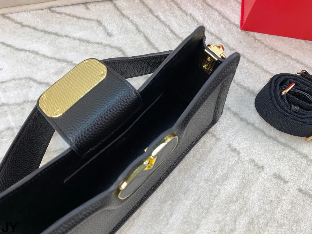 p150 折叠盒🎁 造型风格独特的斜挎包~华伦天奴 Valentino百搭经典精致的一只 真的超级无敌巨可爱 仙气满满 小姐姐日常必入款!尺寸:26*15