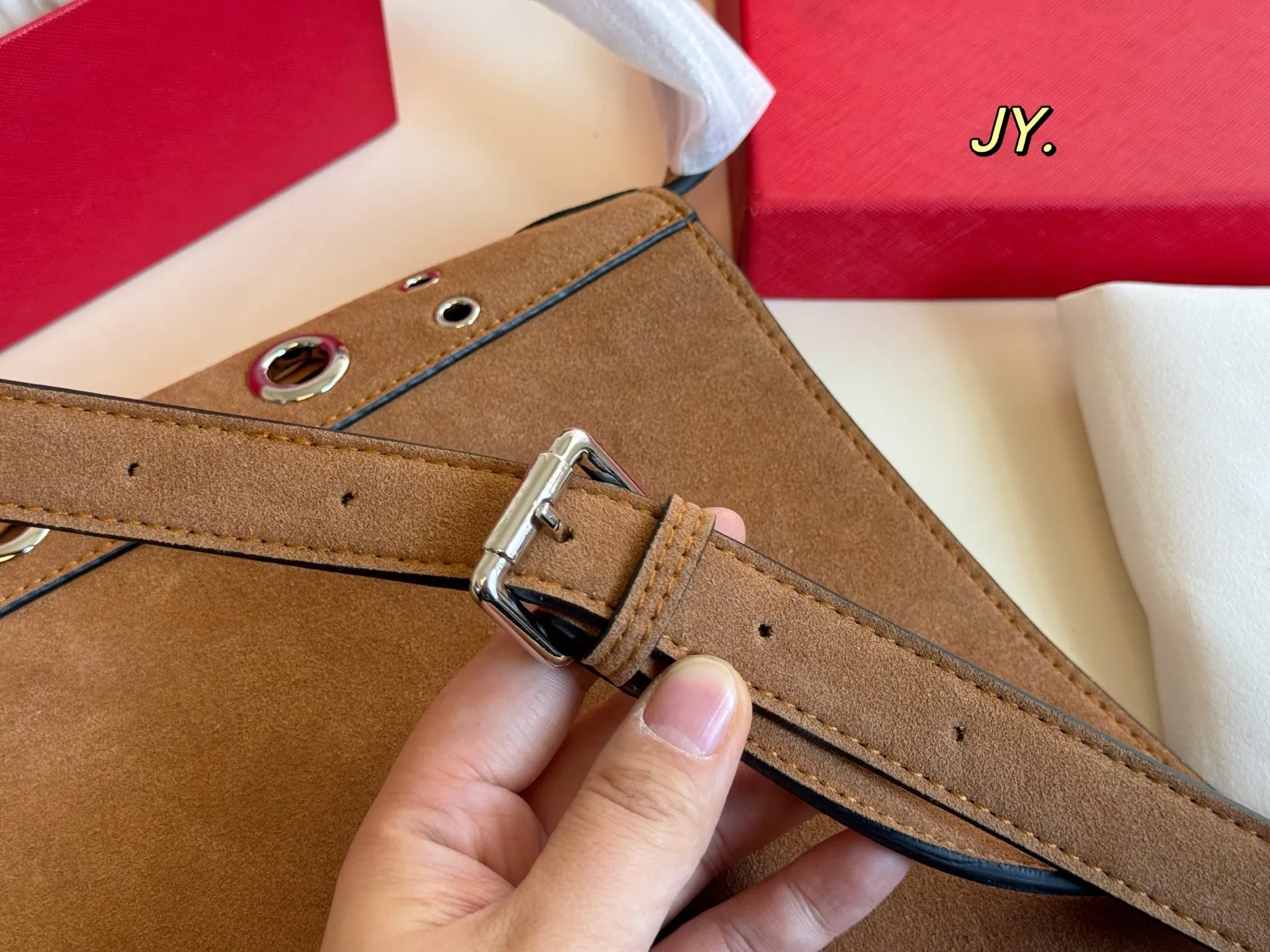 P170(配盒) size:28×30 VALENTINO华伦天奴麂皮绒柳钉流苏托特包💕 质感很高级,皮料超好 可调节肩带,多种背法 容量超级大也很耐用~ 随性慵懒,日常出街必备