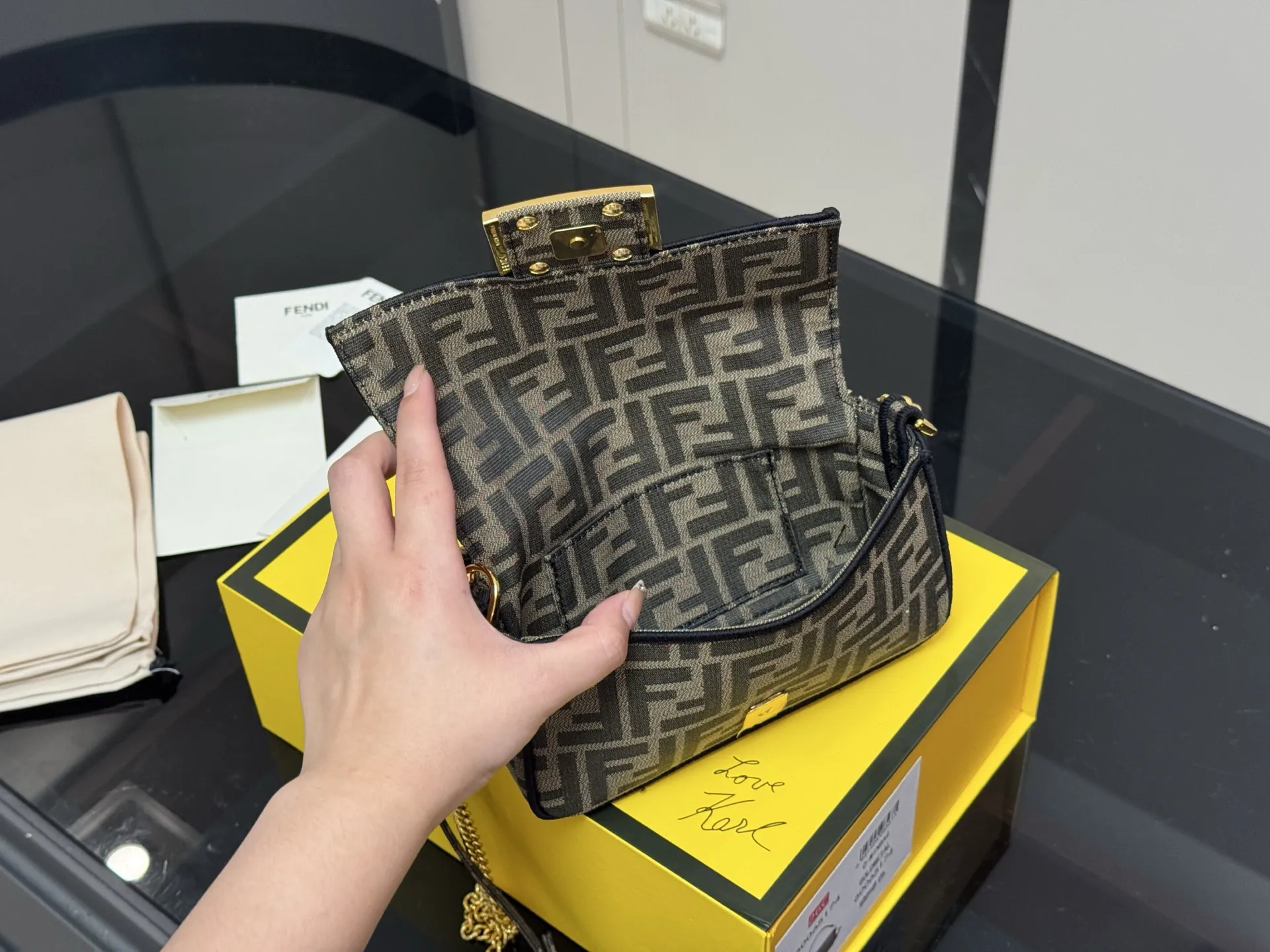 &yen;160 配折叠盒 size：20*12cm Fendi芬迪法棍包 （Baguette) 单肩、斜跨都不是问题， 有种慵慵懒懒的街头！！