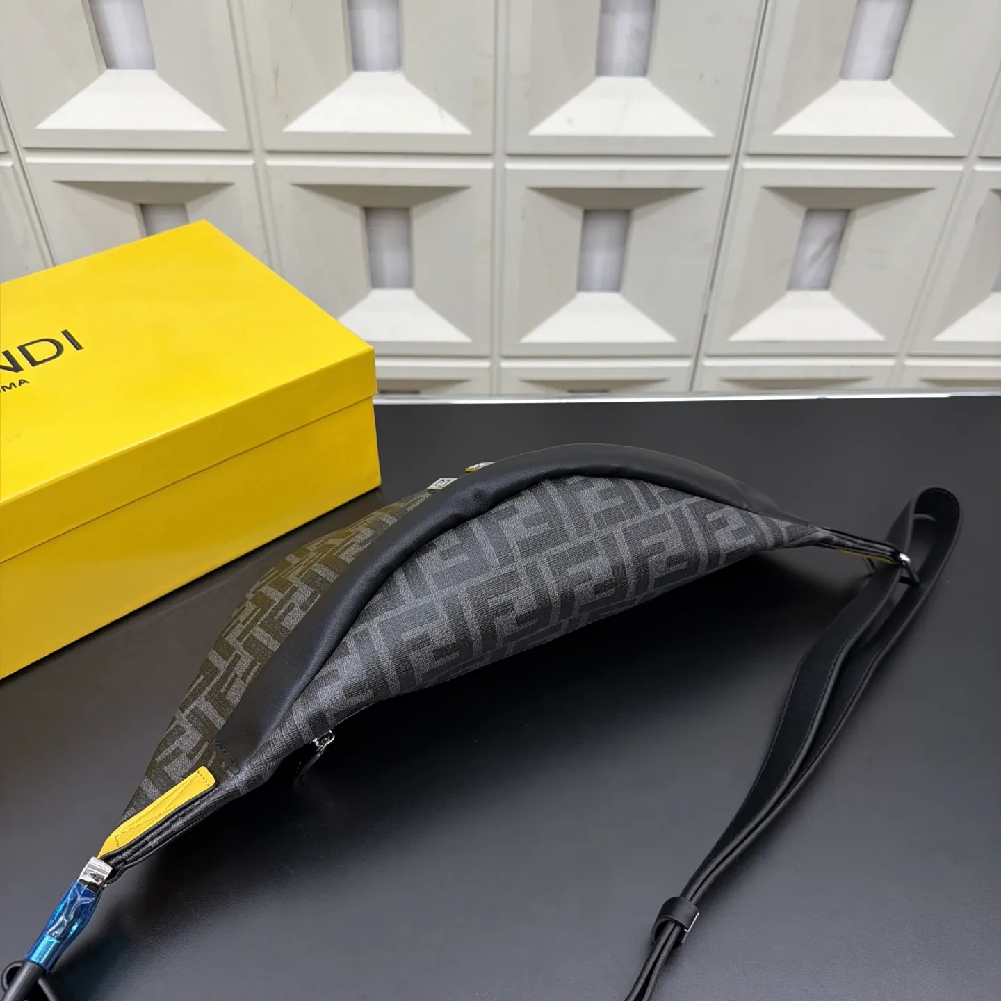 P105 Fendi 芬迪 印花腰包 斜挎胸包 经典百搭 实物拍摄 配送防尘袋 礼盒 30 x 17 cm。