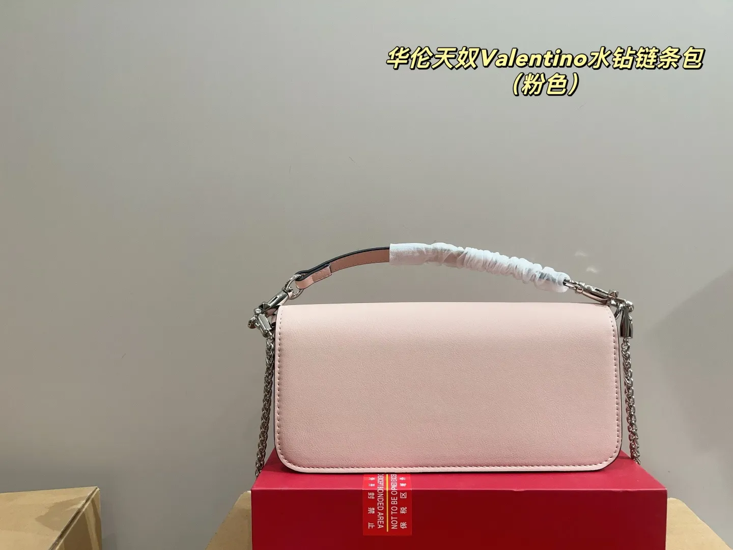 p160配折叠盒⚠️尺寸27.11 华伦天奴Valentino水钻链条包 细腻彷佛云朵般的蓬软包身，让轻抚过皮质的瞬间感到疗愈,将温柔与利落而硬派的铆钉元素相互融合，呈现出既娇柔又实属个性派的抢眼印象 柔美包身手提肩背各带有不同韵味