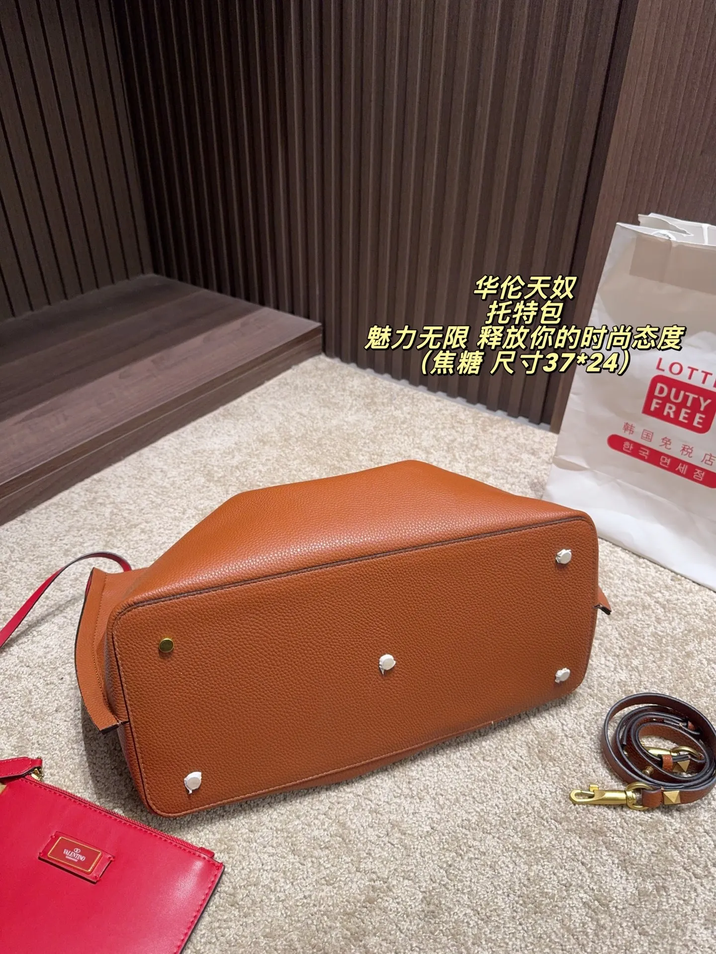 P180 无盒⚠️尺寸37*24 华伦天奴 Valentino托特包 魅力无限 释放你的时尚态度 外形独特，有很多可爱的颜色可选，简直是不可错过的时尚单品 不同于帆布包的柔软，背在身上主打一个肆意洒脱的感觉，超有质感，时尚达人超爱