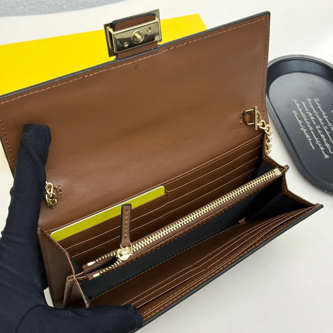 P105🎀Fendi 621666🎀颜色 黑色 黑棕色🎀尺寸 19*10.5*3.5 🎀Fendi 专柜同步,可肩背专柜品质顶级进口牛皮 海外订制钥匙扣五金 做工油边精湛