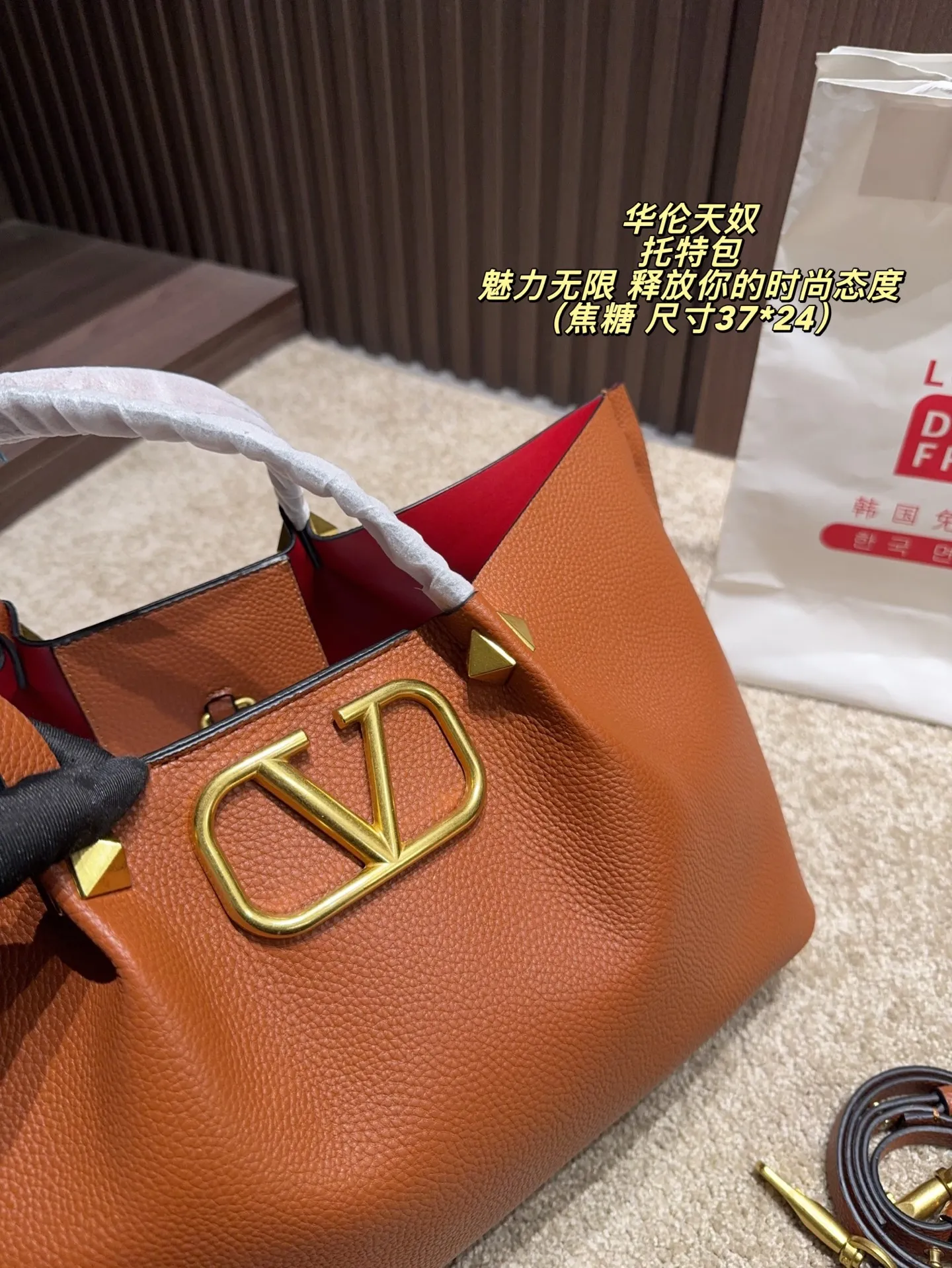 P180 无盒⚠️尺寸37*24 华伦天奴 Valentino托特包 魅力无限 释放你的时尚态度 外形独特，有很多可爱的颜色可选，简直是不可错过的时尚单品 不同于帆布包的柔软，背在身上主打一个肆意洒脱的感觉，超有质感，时尚达人超爱