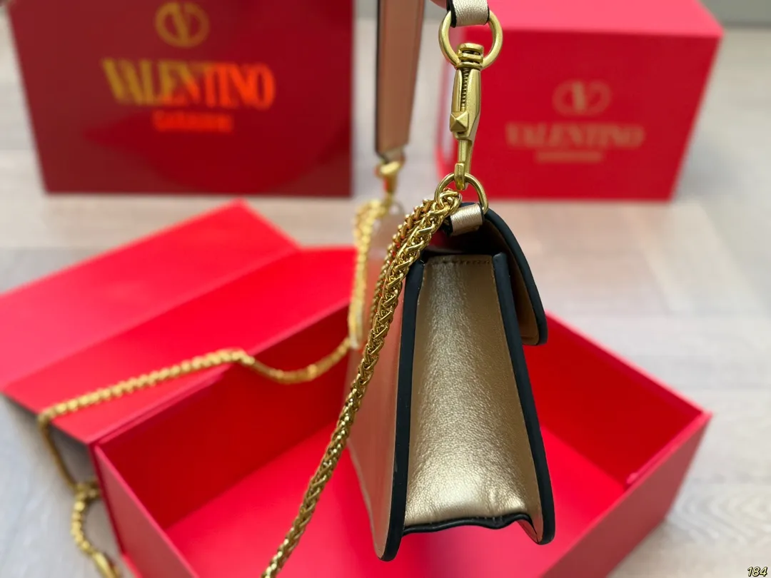 大号&yen;155折叠盒 华伦天奴 Valentino Loco单肩包 高级感溢出来啦 这颜值上身很百搭的呦 怎么背都没压力 哪个女孩子能拒绝得了这么好看的美包啦 尺寸：大号28 13