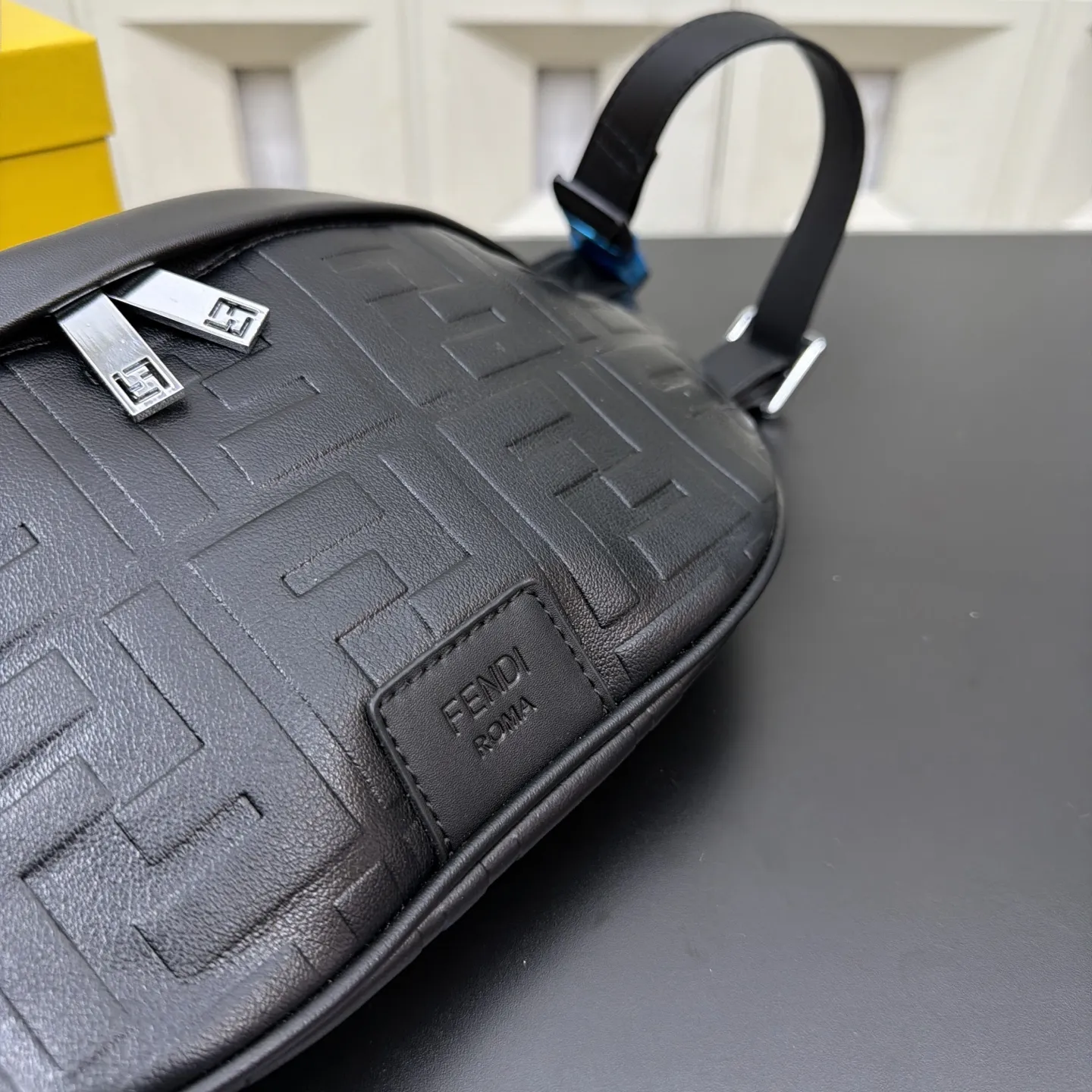 P105 Fendi 芬迪 印花腰包 斜挎胸包 经典百搭 实物拍摄 配送防尘袋 礼盒 30 x 17 cm。