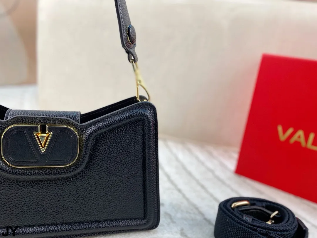 p150 折叠盒🎁 造型风格独特的斜挎包~华伦天奴 Valentino百搭经典精致的一只 真的超级无敌巨可爱 仙气满满 小姐姐日常必入款!尺寸:26*15