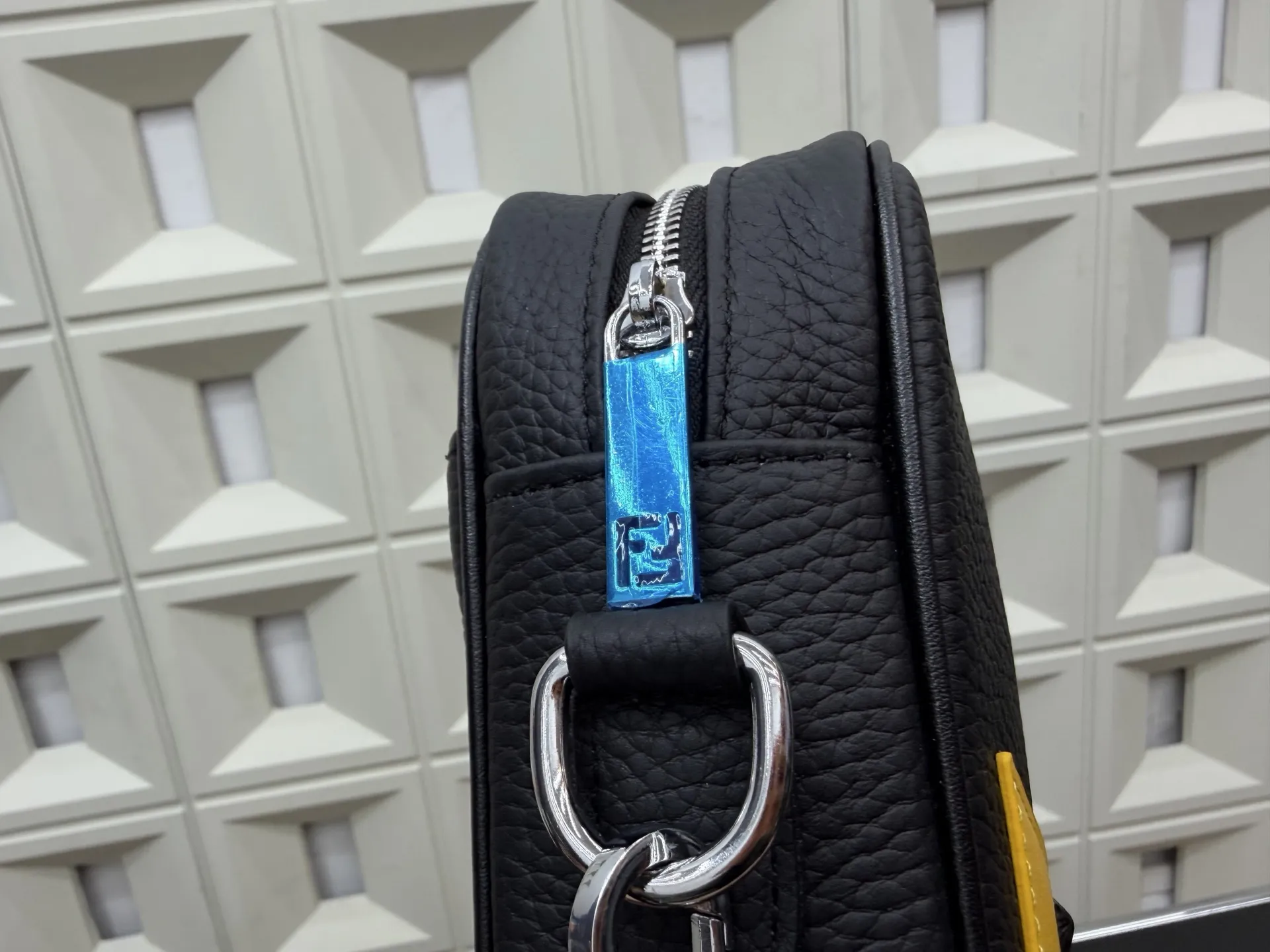 P125 Fendi 芬迪 小怪兽邮差包 单肩包 男女通用斜挎包 经典百搭 实物拍摄 配送礼盒 24 x 16 cm。