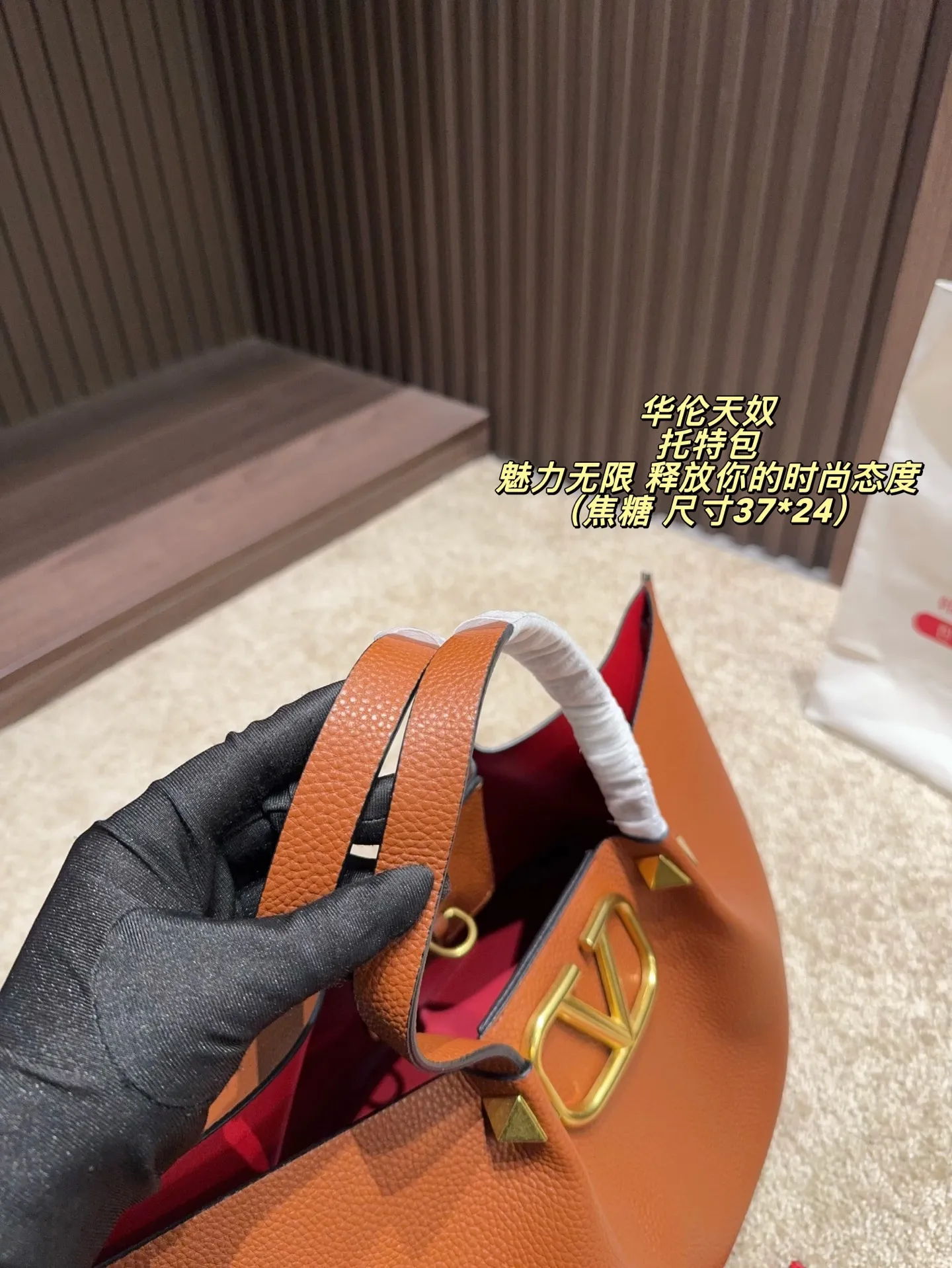 P180 无盒⚠️尺寸37*24 华伦天奴 Valentino托特包 魅力无限 释放你的时尚态度 外形独特，有很多可爱的颜色可选，简直是不可错过的时尚单品 不同于帆布包的柔软，背在身上主打一个肆意洒脱的感觉，超有质感，时尚达人超爱