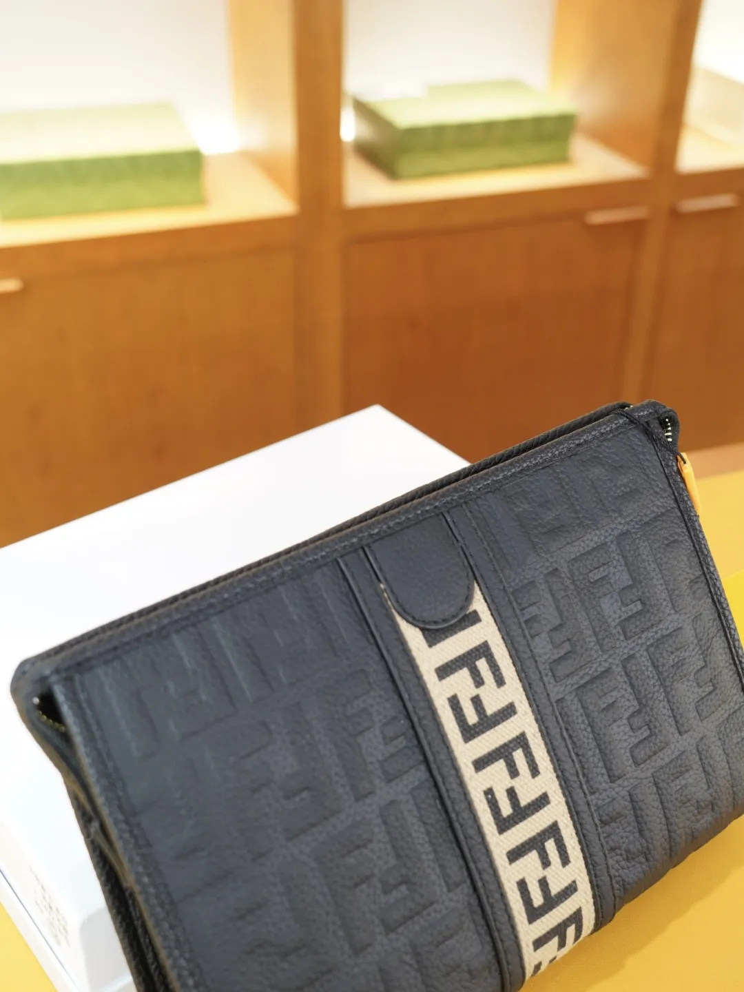 P115 🇮🇹 FENDI 芬迪 官网同步 高版本 手拿包 全球轰抢单品 原单牛皮制作 质感超好 日常出门经典百搭 一眼万年的款 非市面普通货 贸易公司订单货 配全套包装礼品盒装等.. 【规格：28x19x6】