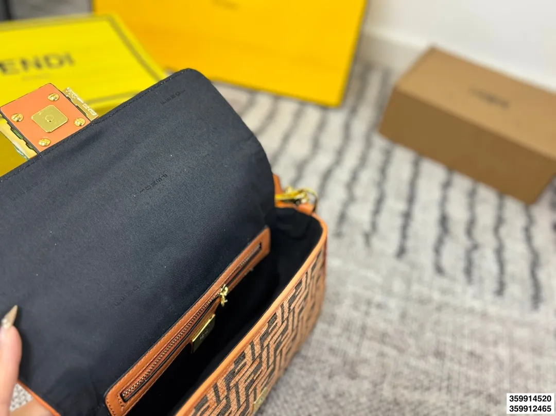 p170 p165配折叠盒 size：27.17/20.13 Fendi芬迪法棍包 （Baguette) 单肩、斜跨都不是问题， 有种慵慵懒懒的街头！！