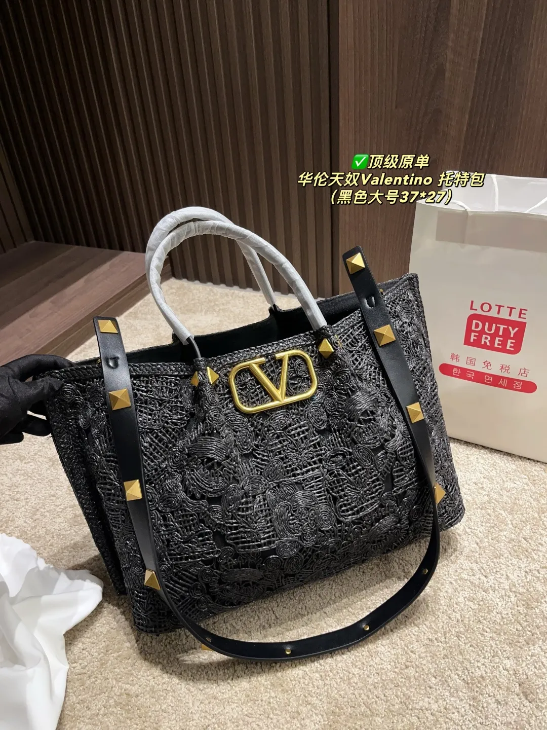 ✅顶级原单 大号p340⚠️尺寸37.27 小号p300⚠️尺寸26.19 华伦天奴Valentino 托特包 托特包采用定制重工刺绣材质打造，交织形成的空隙营造出清透质感，点缀杏色皮革手柄、肩带，可手拎可肩背！高级时尚感十足，是这个夏日的首选