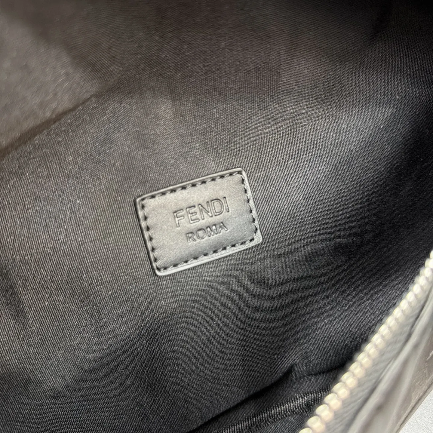 P105 Fendi 芬迪 印花腰包 斜挎胸包 经典百搭 实物拍摄 配送防尘袋 礼盒 30 x 17 cm。