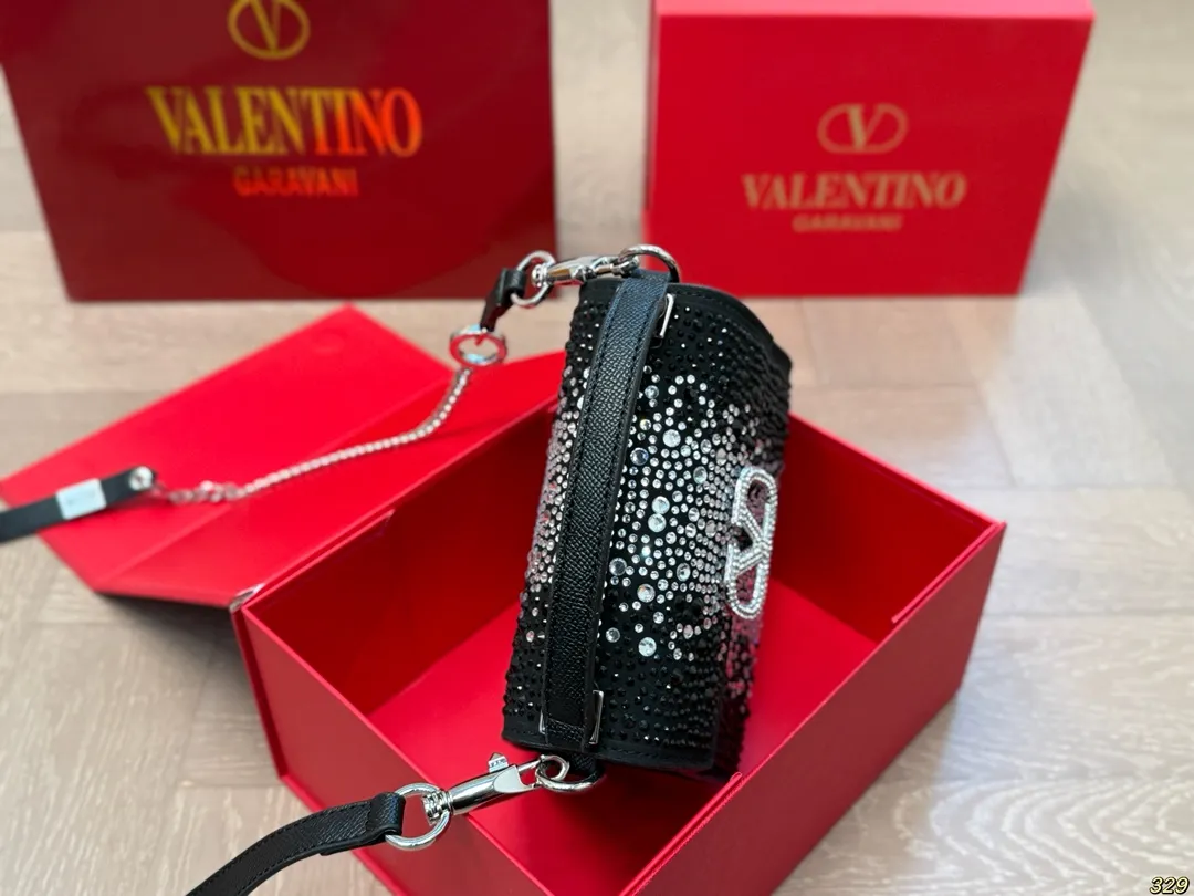 ¥170折叠盒 华伦天奴Valentino星钻版手提包 简约的包身廓形解锁时尚魅力 可盐可甜 让你成为整条街最靓的女孩 很百搭哦 yyds 尺寸:18 14