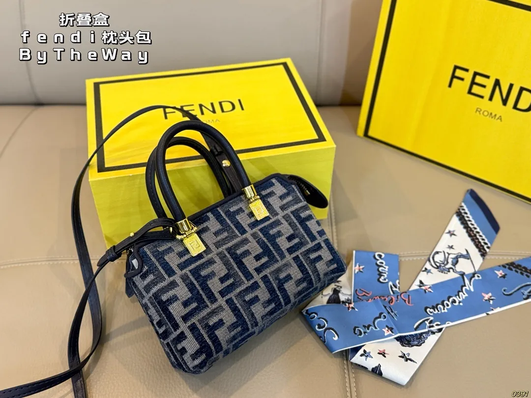 ¥145折叠盒 芬迪枕头包Mini By The Way系列 fendi小身材大容量 小小只巨可爱 可手提可斜挎 上身可甜可盐! 尺寸17 12