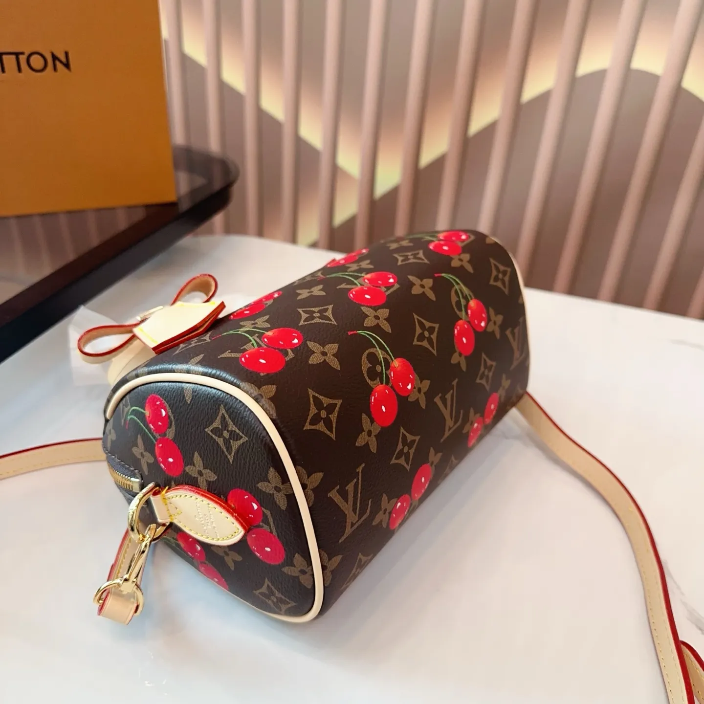 p135 配礼盒🎁. LV Speedy20枕头包 新款speedy20,宝藏尺寸,因为20的尺寸不大也不小,容量也特别 对于嫌弃speedy25太大,nano16cm 又太小的姐妹们,20的尺寸刚刚好哦。 Speedy 系列一直是专柜最热、 最难抢的款, speedy20除了尺寸改动外,最大的改变就是把以往的植鞣革肩带换成了比较宽一点的帆布刺绣logo肩带,而且是可调整肩带,肩带的款式挺现代的,给人的感觉就是非常的年轻活泼,配上这个包,整体的风格就很休闲。尺寸20*11*14cm bz