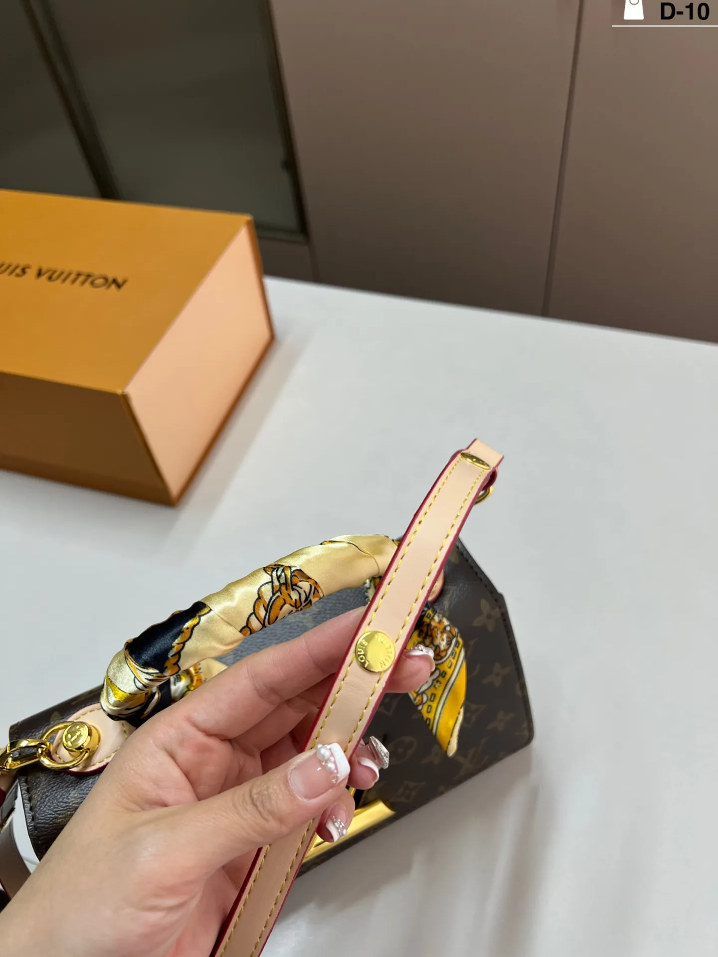 💰p150 lvTwist新款 旋转扣 气场强大实用又百搭 可以说是品牌中的经典 神仙颜值! 实物真的高级有质感 D-10尺寸25×14折叠盒