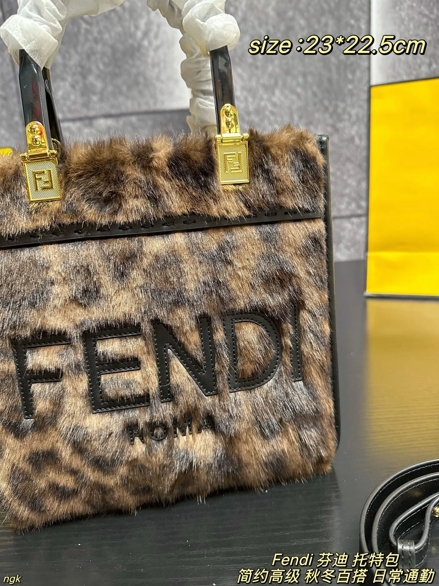P185配盒 Fendi 芬迪 托特包 芬迪FENDI 毛绒托特包加上毛茸茸的元素瞬间软绵绵的一下就温柔起来了。秋冬很适合背毛绒包!不仅手感很棒 还能取暖~软乎乎毛茸茸 简直无法拒绝啊!提花面料上装点黑色和橙色相间的狂野虎纹图案,标志性 FF 搭扣点缀黑色有机玻璃细节。以沉稳内敛的大地色系登场,无论是新年穿搭还是日常通勤都保持优雅干练本色。 尺寸:23*22.5cm