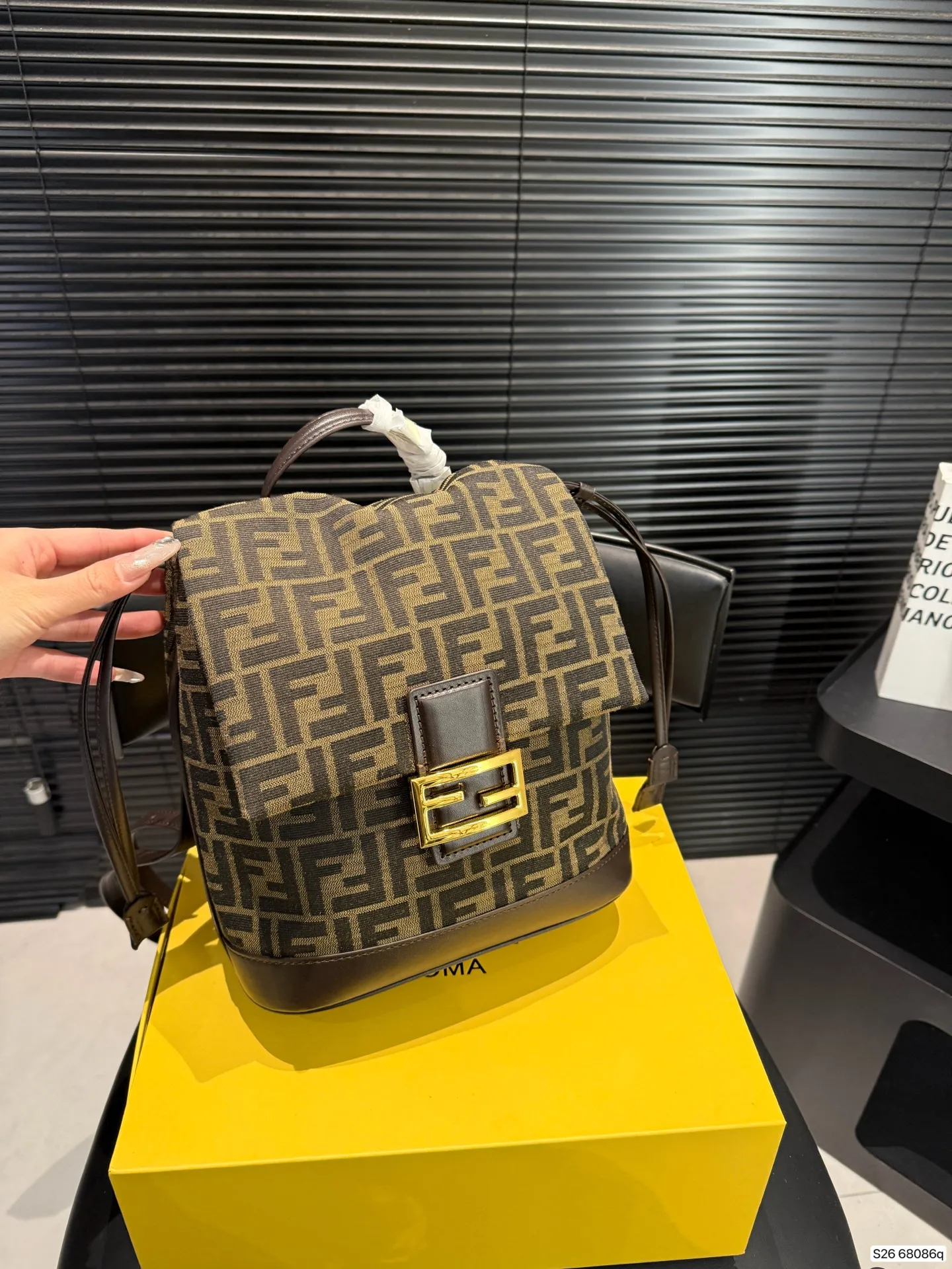 P180 配折叠盒 FENDI|复古感双肩包😍 看图的时候已经被疯狂种草的双肩包🎒 实物果然不负众望啊 超大容量包身 日常出门或旅游都超实用 重点是!!! 大个子、小个子背都超好看🤩 爱了爱了😍 尺寸23 25 货号68086