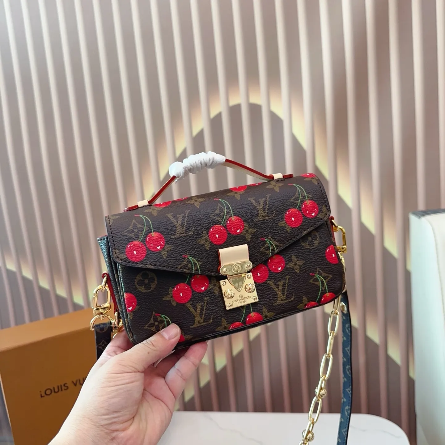 P150 折叠盒🎁 size:21*13cm LV 小邮差包 Pochette EW 村上隆联名樱桃 太爱了村上隆联名小樱桃系列最近老了~~连欧阳娜娜都在背 这款樱桃邮差包很适合夏天搭配白色包身上面樱桃点缀®色俏皮又可爱 容量嘎嘎能装!bz