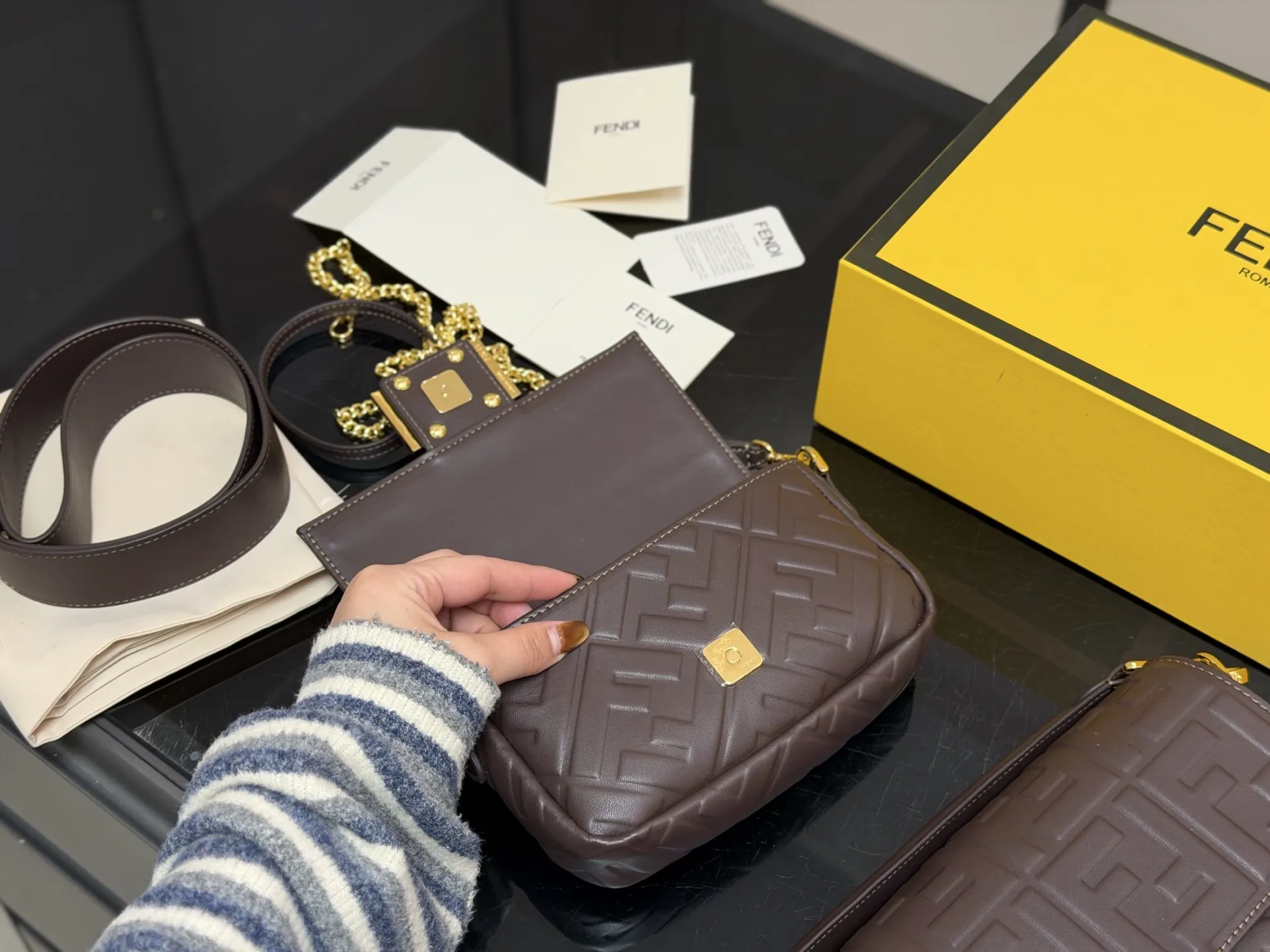 &yen;190 &yen;180 配折叠盒（升级版） size：25*15cm 18*10cm Fendi芬迪法棍包 （Baguette) 单肩、斜跨都不是问题， 有种慵慵懒懒的街头！！ ⚠️牛皮品质