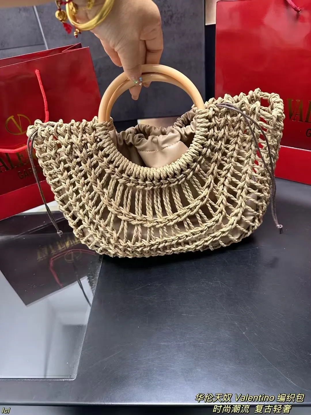 P135配盒 华伦天奴 Valentino 编织包 Valentino华伦天奴Loco绝美仙女必备也太好看了叭手提单肩包解锁时尚魅力 可盐可甜整条街最靓的女孩 时尚减龄又轻便,大大的华伦天奴logo,时尚大气,喜欢的集美们抓紧入手吧! 尺寸:32*24cm