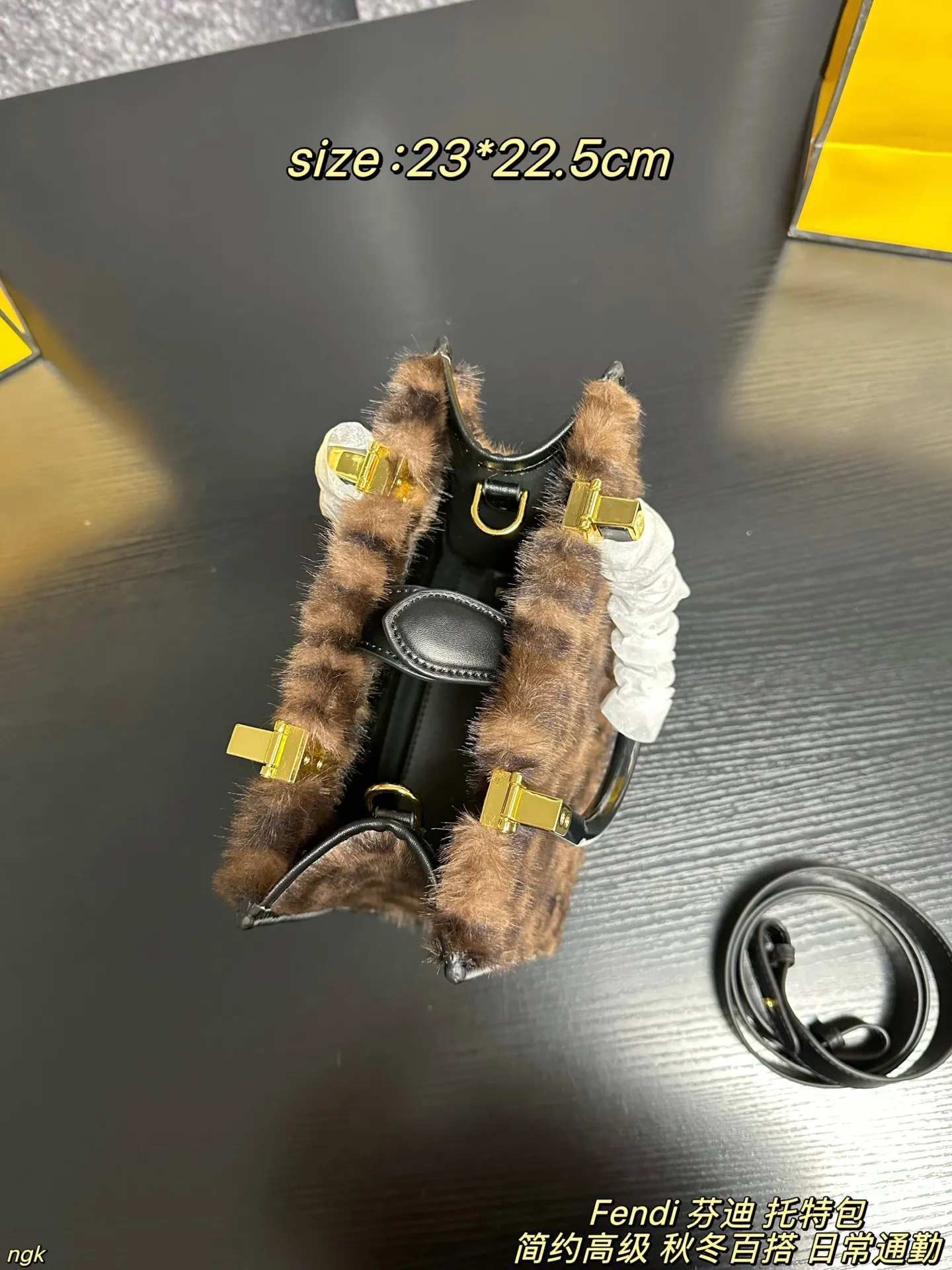 P185配盒 Fendi 芬迪 托特包 芬迪FENDI 毛绒托特包加上毛茸茸的元素瞬间软绵绵的一下就温柔起来了。秋冬很适合背毛绒包！不仅手感很棒 还能取暖~软乎乎毛茸茸 简直无法拒绝啊！提花面料上装点黑色和橙色相间的狂野虎纹图案，标志性 FF 搭扣点缀黑色有机玻璃细节。以沉稳内敛的大地色系登场，无论是新年穿搭还是日常通勤都保持优雅干练本色。 尺寸：23*22.5cm