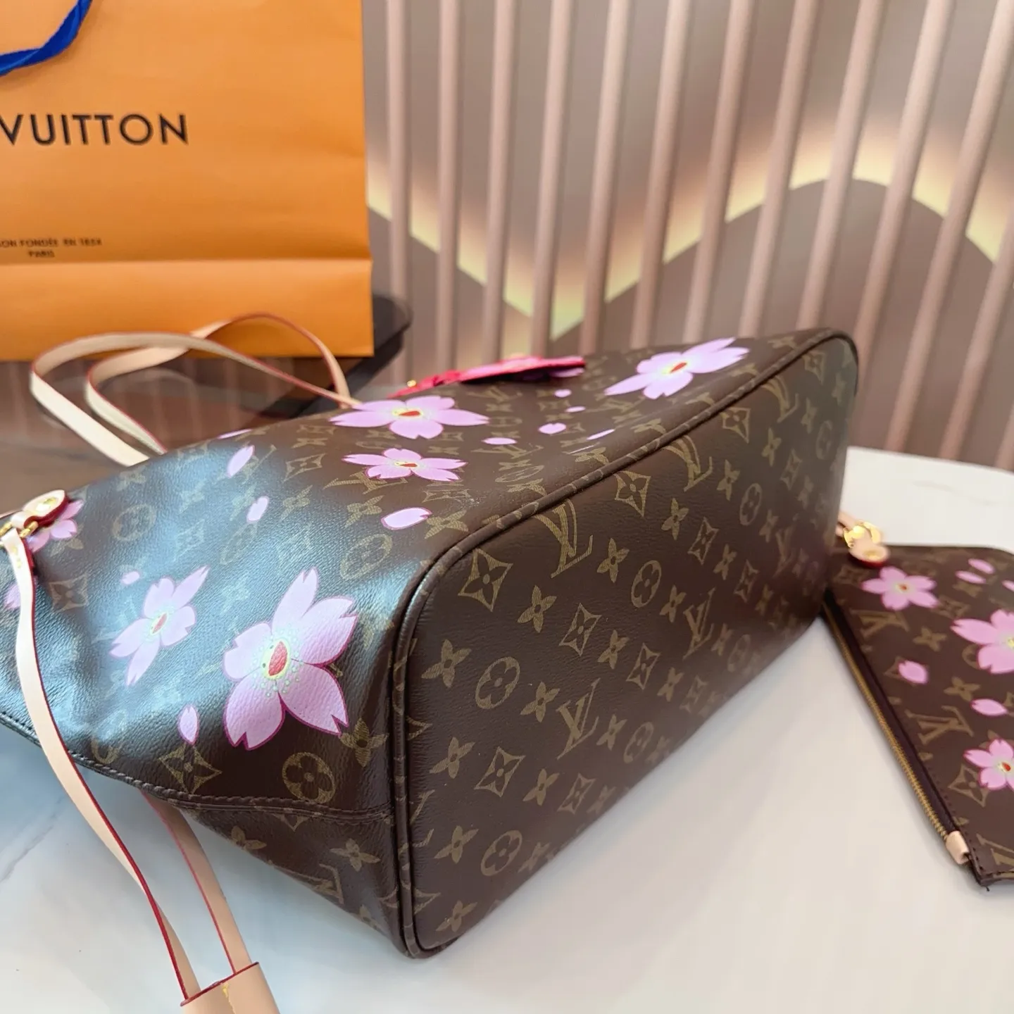 p145 lv&村上隆联名系列 neverfull超级酷太爱啦 购物袋届的天花板 被它的颜值惊艳到啦 简约大气 时髦感十足 尺寸32 29。bd