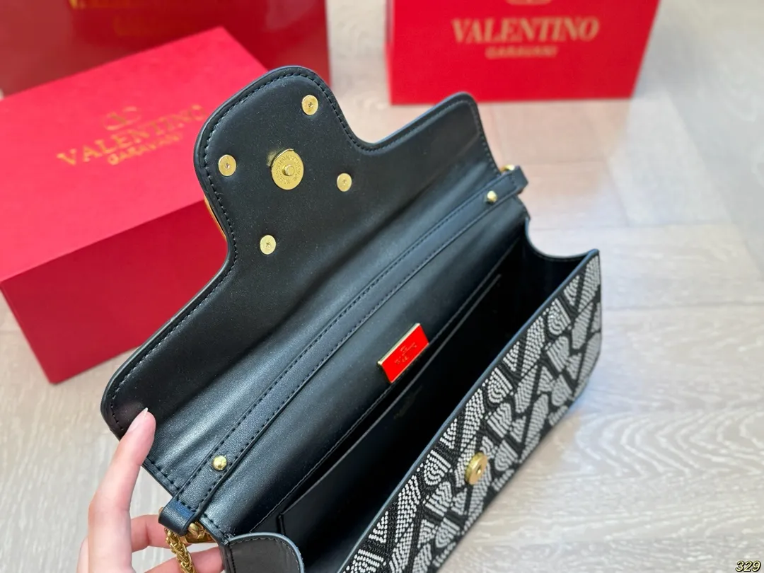 &yen;165/&yen;160折叠盒 华伦天奴Valentino星钻版手提包 金属质感 大大logo 简约的包身廓形解锁时尚魅力 可盐可甜 让你成为整条街最靓的女孩 很百搭哦 yyds 尺寸：28 13/20 11