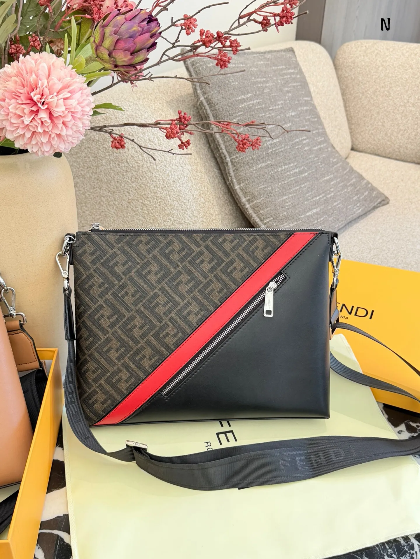 p160 Fendi老花FF 拼皮斜挎邮差包 🔥肩带可以拆 Fendi老花FF 拼皮斜挎邮差包 🔥肩带可以拆卸 做手包 尺寸35 25 内有隔层 轻便实用 男女同款 上身时尚 炫酷 🔥全新 肩带 卡 尘袋 齐全30cm