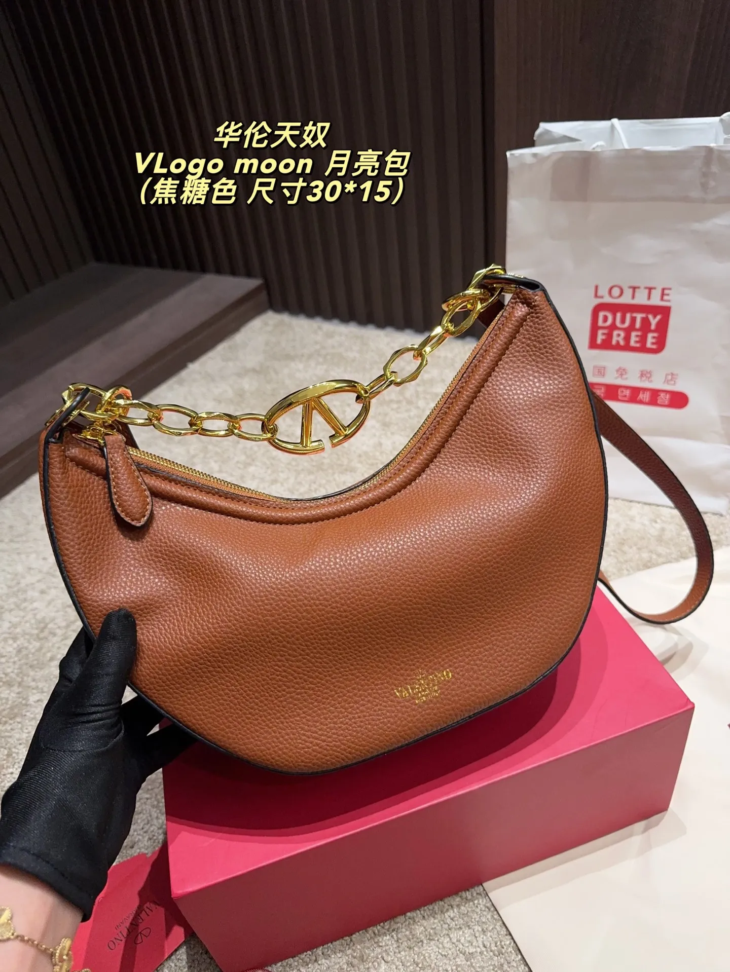 p185配盒⚠️尺寸30.15 华伦天奴 VLogo moon月亮包 用包包点亮沉闷的秋冬 Valentino的VLogo Moon手袋 就像月亮一样有着可爱又柔美的弯曲线条 VLogo金色链饰，复古精致 可拆卸肩带解锁多种穿搭方式 可以是休闲酷女孩 也可以是气质大女人 一包多搭，随心而定
