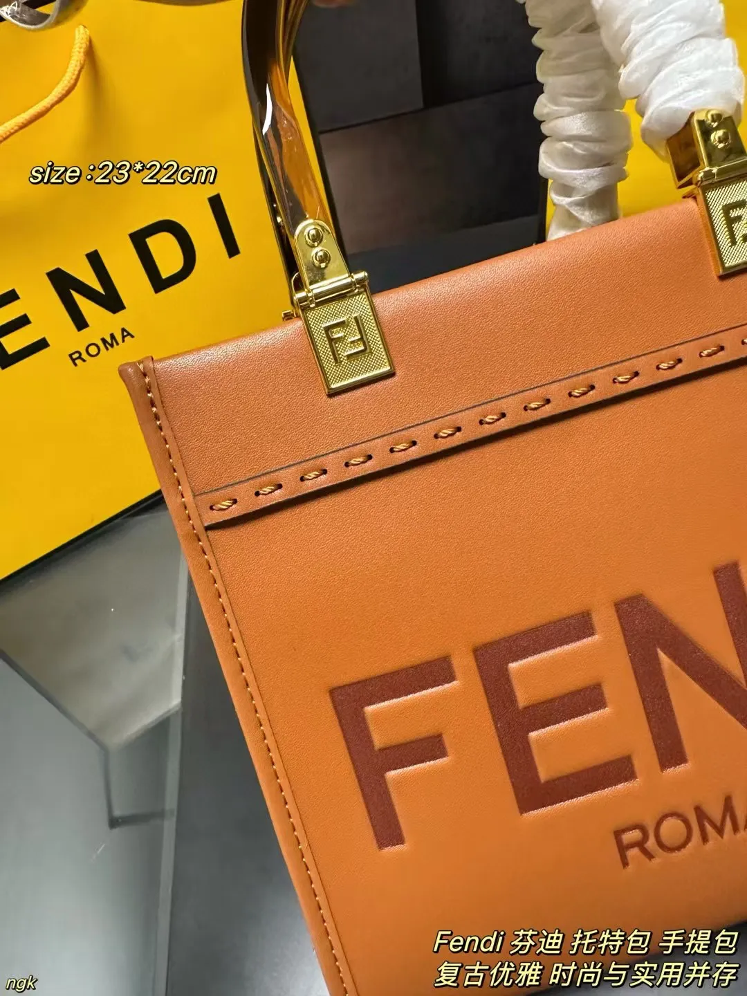 P160 配盒 Fendi 芬迪 托特包 手提包 好看又酷炫的芬迪包包，FENDI 托特包&ldquo;阳光手提袋&rdquo;高级感十足，小小的冲击感中又带有精致与质感，复古风，外观够简约，随便搭配一身，出门立马是焦点。实用与时尚并存，不管是出行游玩或是通勤工作都很适合，衣服牛仔或是简约衬衫以及休闲装都不在话下。 尺寸：23*22CM