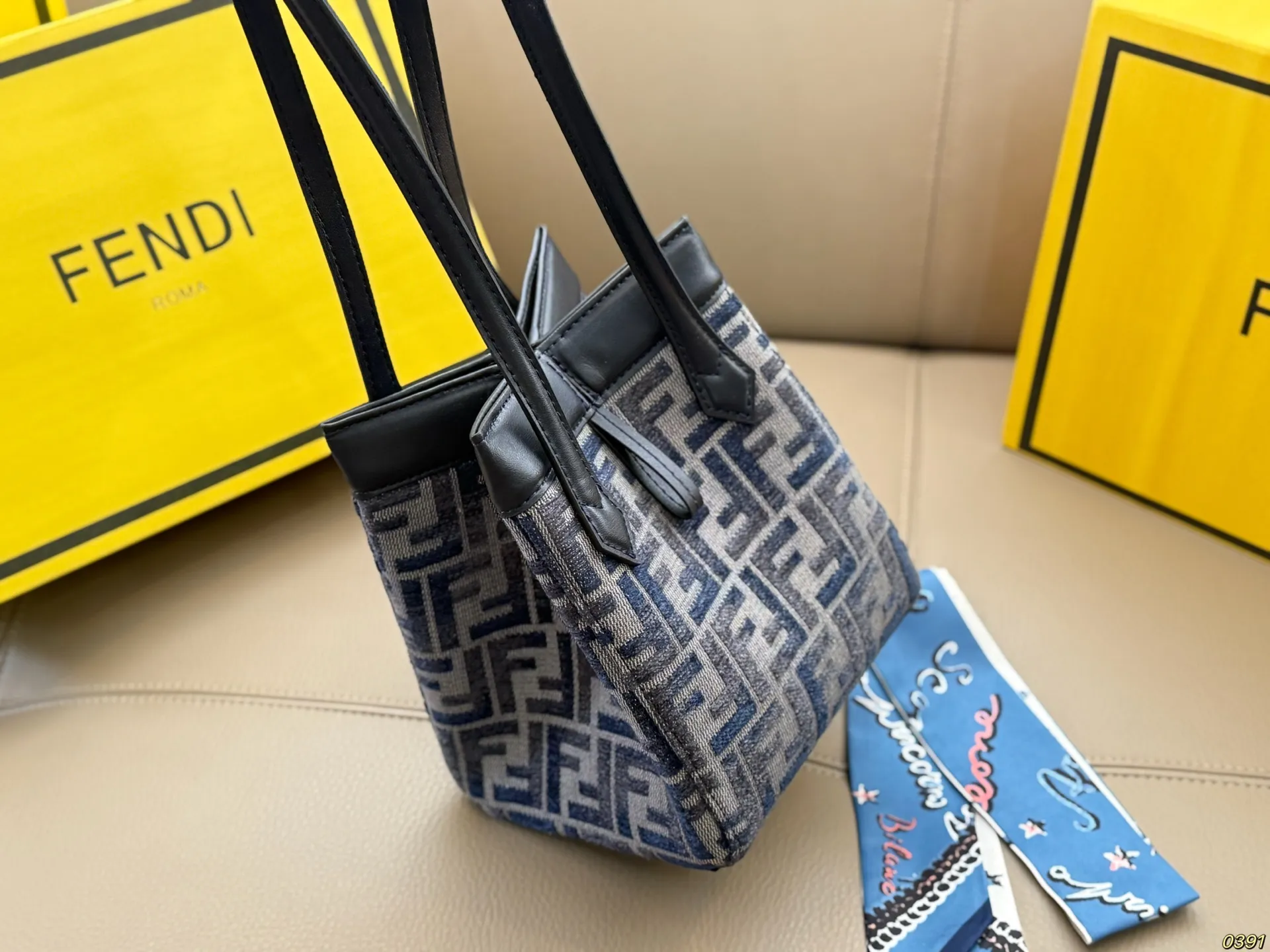 &yen;180折叠盒 芬迪FENDI Origami托特包 灵感源自于折纸艺术，可随意变化包型，8个隐藏式吸磁扣保证的物品的安全性，也更加美观。 打开是一个tote 的样式，折起来是个水桶包，这也更加体现品牌的二元性，创意与实用美相结合。 尺寸：15 20