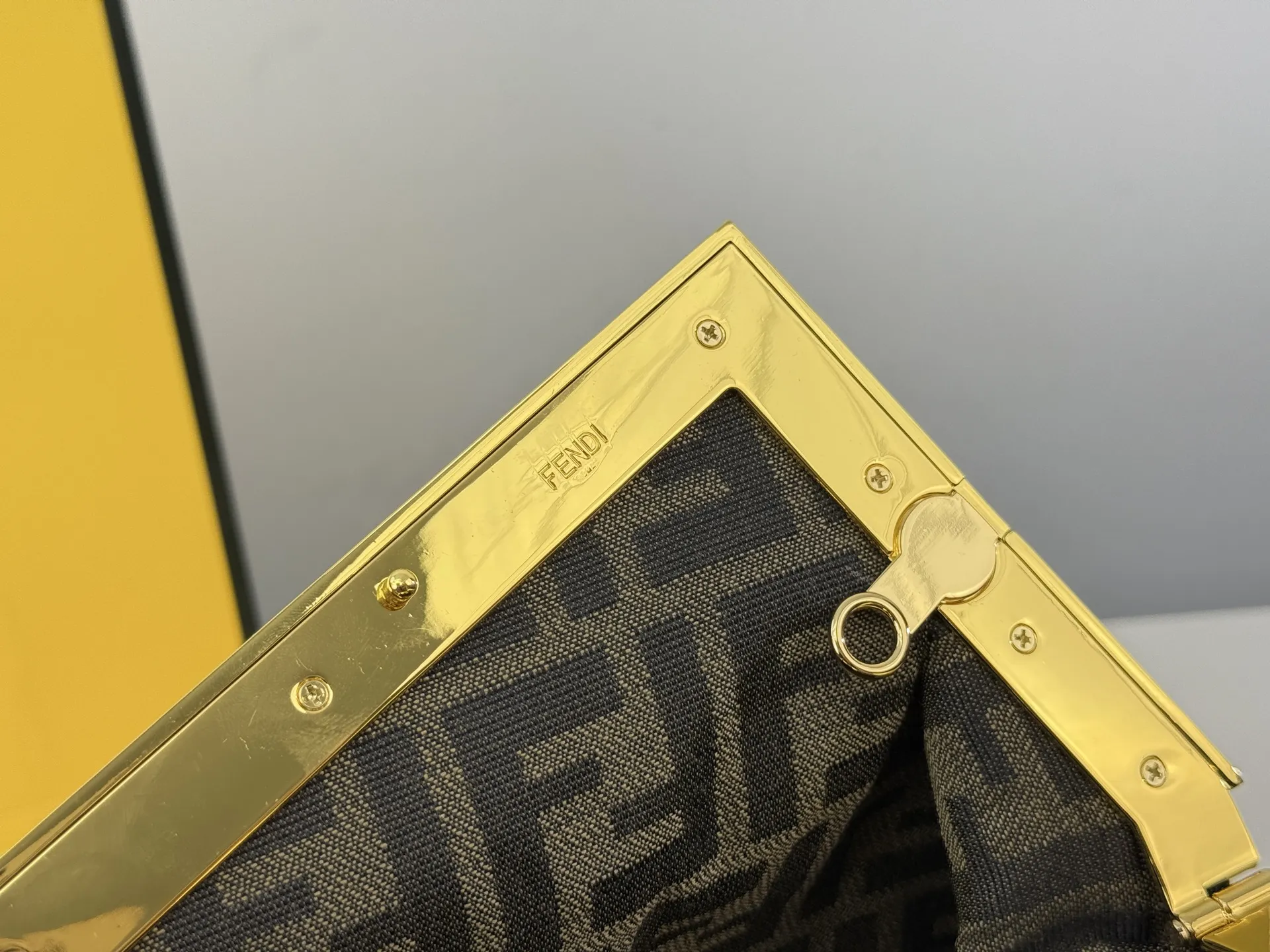 (折叠盒⚠️)p170 First 芬迪的包包越来越好看了,特别是这款,爱不释手!设计颠覆了以往的包包,新款Fendi First的轮廓融入了Fendi首字母F的造型,很特别,简直处处精彩,通勤,晚宴什么都能搭,优雅中带着一丝酷飒,太喜欢!尺寸:22.18