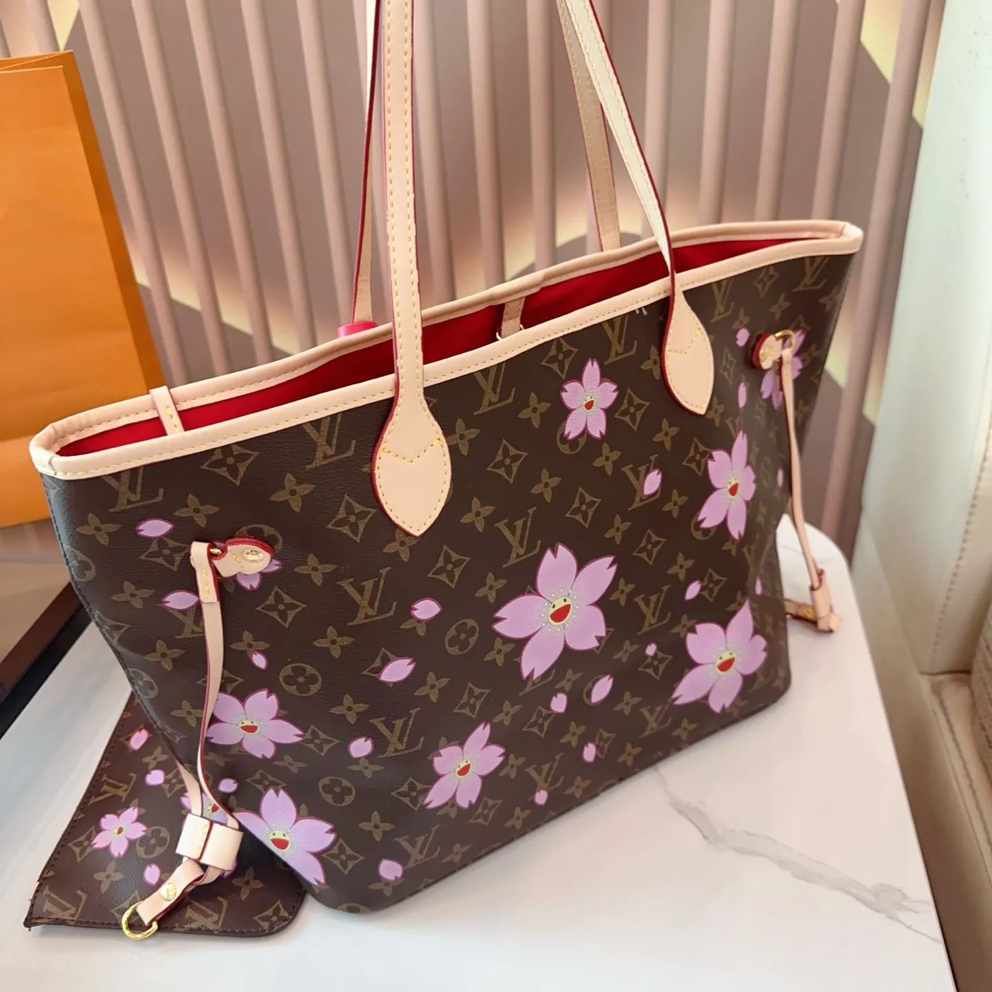 p145 lv&村上隆联名系列 neverfull超级酷太爱啦 购物袋届的天花板 被它的颜值惊艳到啦 简约大气 时髦感十足 尺寸32 29。bd