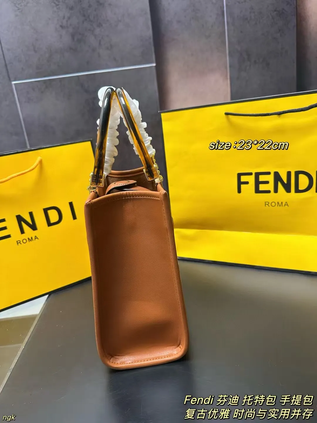 P160 配盒 Fendi 芬迪 托特包 手提包 好看又酷炫的芬迪包包，FENDI 托特包&ldquo;阳光手提袋&rdquo;高级感十足，小小的冲击感中又带有精致与质感，复古风，外观够简约，随便搭配一身，出门立马是焦点。实用与时尚并存，不管是出行游玩或是通勤工作都很适合，衣服牛仔或是简约衬衫以及休闲装都不在话下。 尺寸：23*22CM