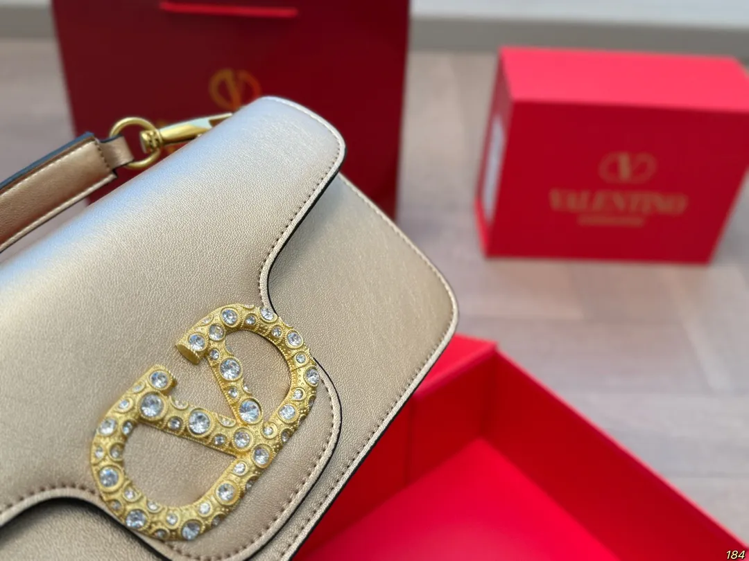 大号&yen;155折叠盒 华伦天奴 Valentino Loco单肩包 高级感溢出来啦 这颜值上身很百搭的呦 怎么背都没压力 哪个女孩子能拒绝得了这么好看的美包啦 尺寸：大号28 13