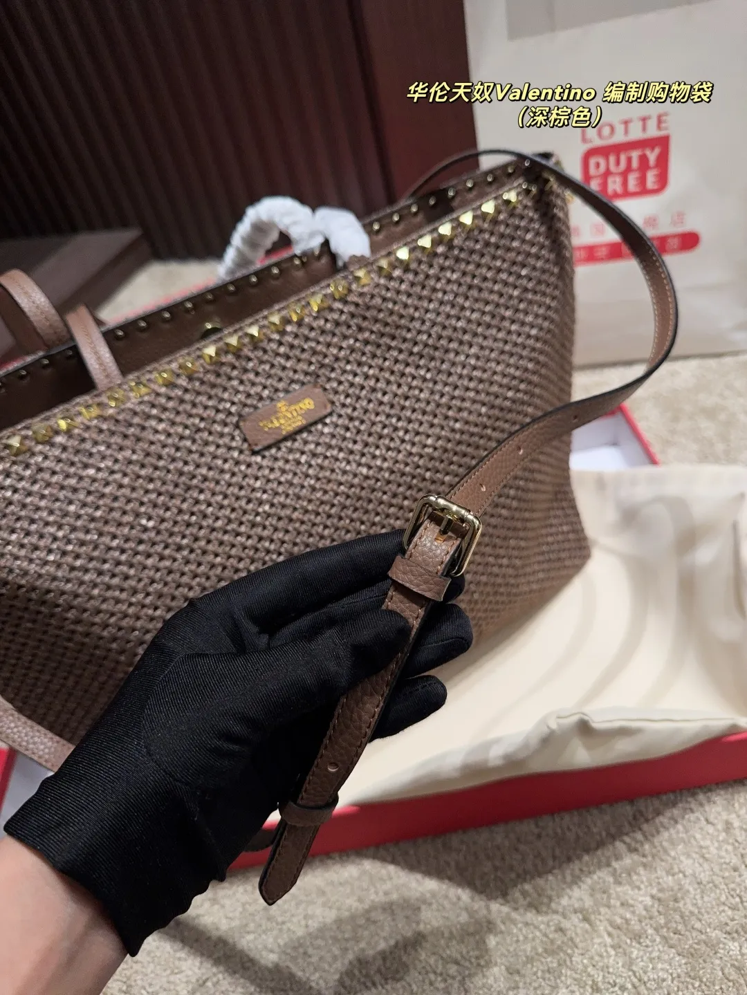 p170配盒⚠️尺寸45.28 华伦天奴Valentino 编制购物袋 俏皮超个性谁背谁好看 掩饰不住的洋气 精致走线 拼色很有特点 巨百搭可随心日常搭配 休闲俏皮同时又带着一点o名媛范 必将成为新年春夏的超级爆款 ♥️