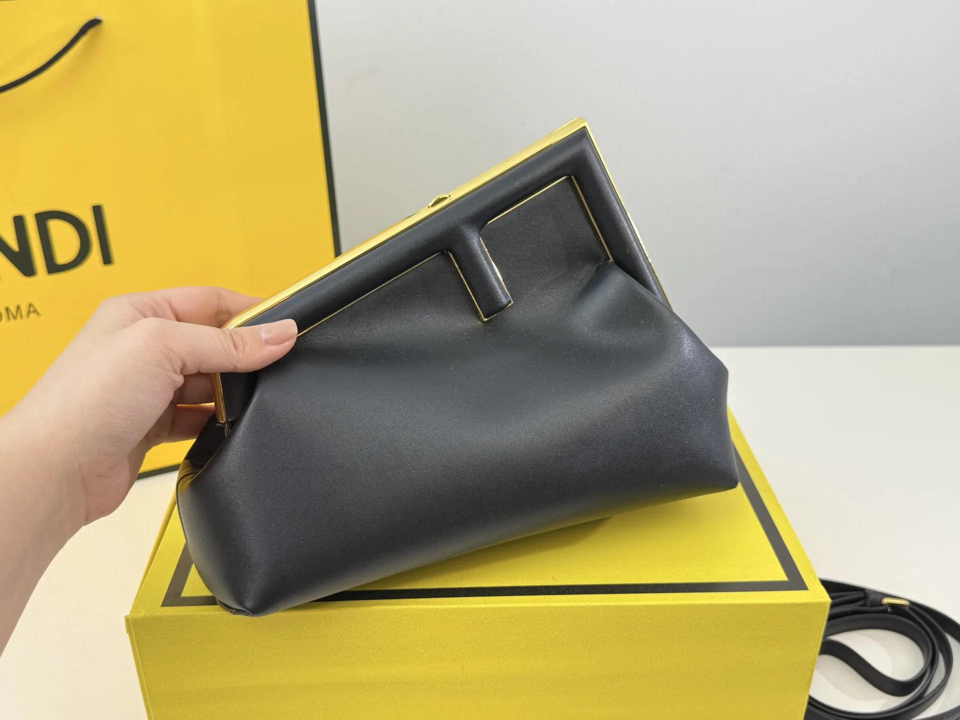(折叠盒⚠️)p170 First 芬迪的包包越来越好看了,特别是这款,爱不释手!设计颠覆了以往的包包,新款Fendi First的轮廓融入了Fendi首字母F的造型,很特别,简直处处精彩,通勤,晚宴什么都能搭,优雅中带着一丝酷飒,太喜欢!尺寸:22.18