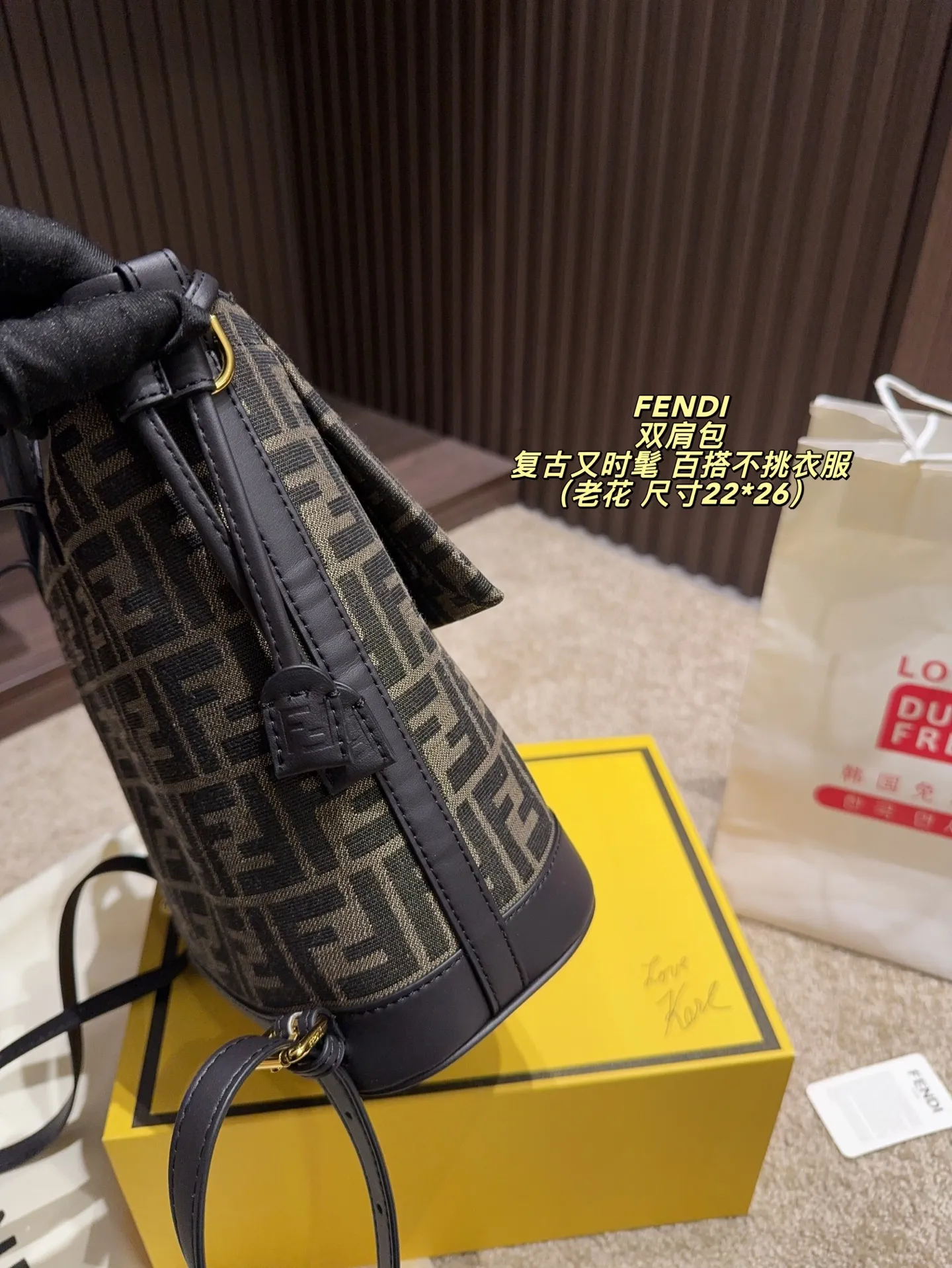 老花P195配折叠盒⚠️尺寸22*26 渐变蓝 灰牛仔P205配折叠盒⚠️尺寸22*26 Fendi 芬迪 双肩包 FF标志帆布+棕色皮革饰边,复古又时髦。抽绳翻盖+金属扣,安全又有辨识度。容量适中,通勤or短途旅行都OK!肩带可调节,背负舒适,百搭不挑衣服,休闲or正式都能轻松驾驭