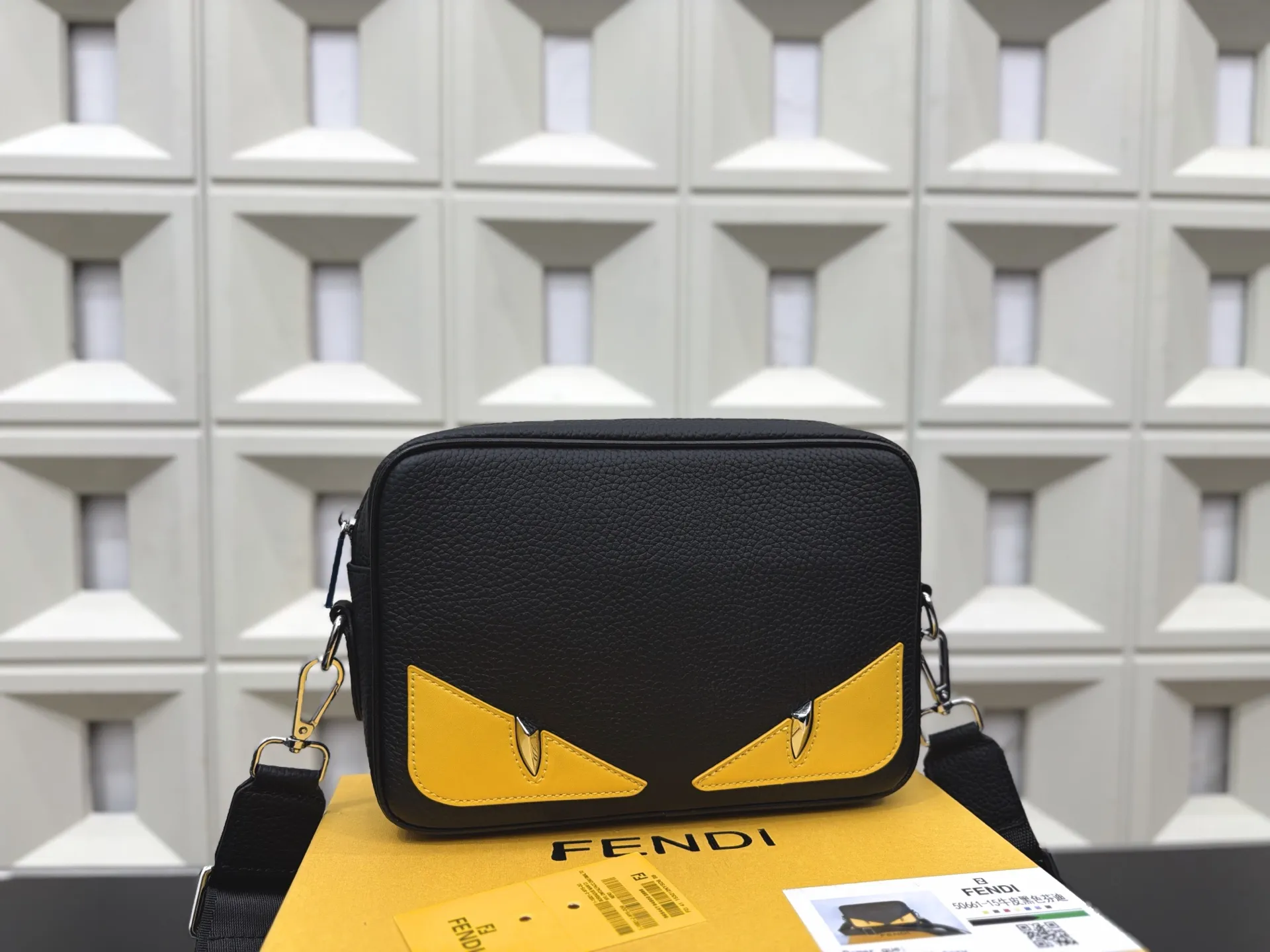 P125 Fendi 芬迪 小怪兽邮差包 单肩包 男女通用斜挎包 经典百搭 实物拍摄 配送礼盒 24 x 16 cm。