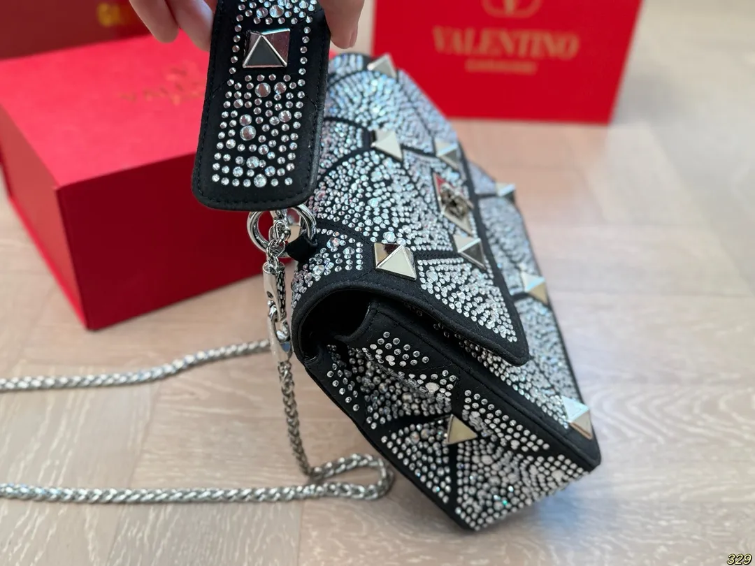 &yen;210折叠盒 华伦天奴Valentino星钻版手提包 简约的包身廓形解锁时尚魅力 可盐可甜 让你成为整条街最靓的女孩 很百搭哦 yyds 尺寸：24 16