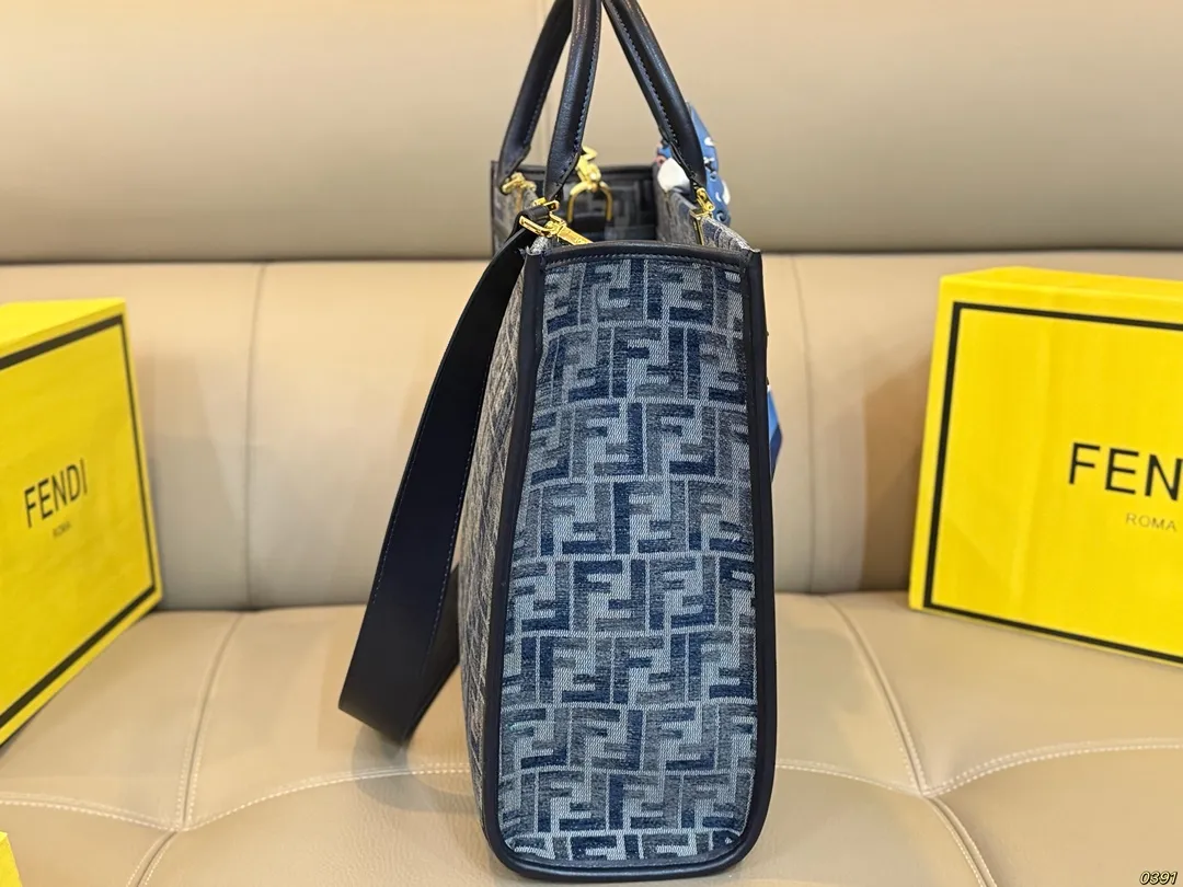 ¥175/¥170,小号配折叠盒 芬迪 fendi托特包 颜值 容量都非常的可 又潮又酷 潮酷时尚女孩必入款 适合日常 通勤 出街 尺寸35 31/25 23