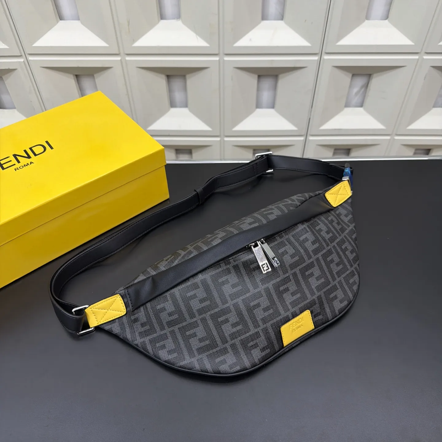 P105 Fendi 芬迪 印花腰包 斜挎胸包 经典百搭 实物拍摄 配送防尘袋 礼盒 30 x 17 cm。