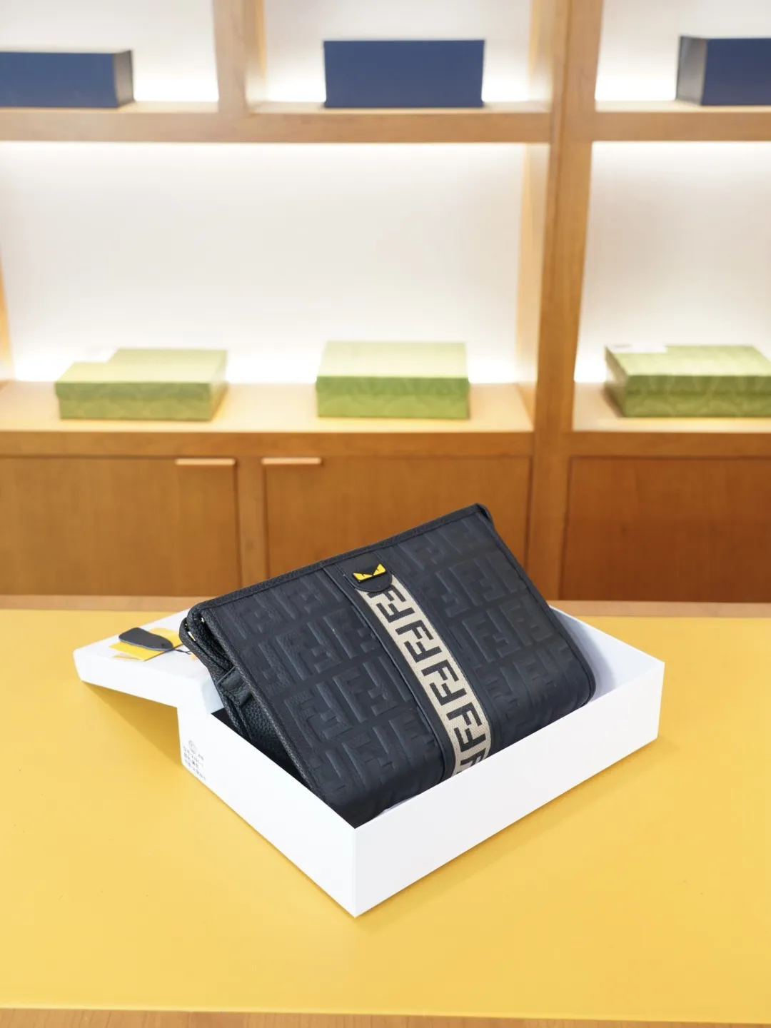 P115 🇮🇹 FENDI 芬迪 官网同步 高版本 手拿包 全球轰抢单品 原单牛皮制作 质感超好 日常出门经典百搭 一眼万年的款 非市面普通货 贸易公司订单货 配全套包装礼品盒装等.. 【规格：28x19x6】