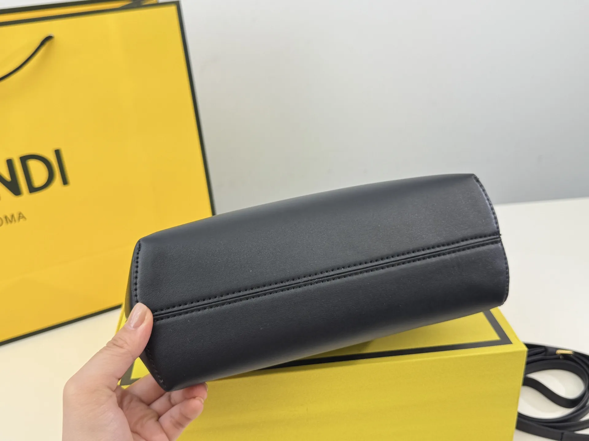 （折叠盒⚠️）p170 First 芬迪的包包越来越好看了，特别是这款，爱不释手！设计颠覆了以往的包包，新款Fendi First的轮廓融入了Fendi首字母F的造型，很特别，简直处处精彩，通勤，晚宴什么都能搭，优雅中带着一丝酷飒，太喜欢！尺寸：22.18