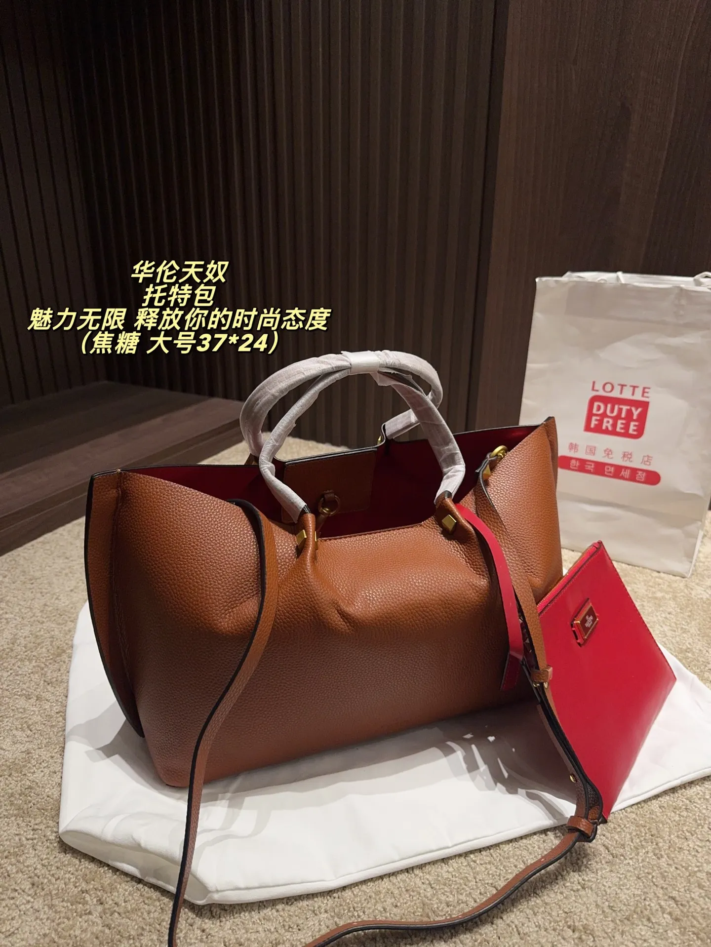 大号p190 无盒⚠️尺寸37*24 小号P185 无盒⚠️尺寸25*17 华伦天奴 Valentino托特包 魅力无限 释放你的时尚态度 外形独特,有很多可爱的颜色可选,简直是不可错过的时尚单品 不同于帆布包的柔软,背在身上主打一个肆意洒脱的感觉,超有质感,时尚达人超爱