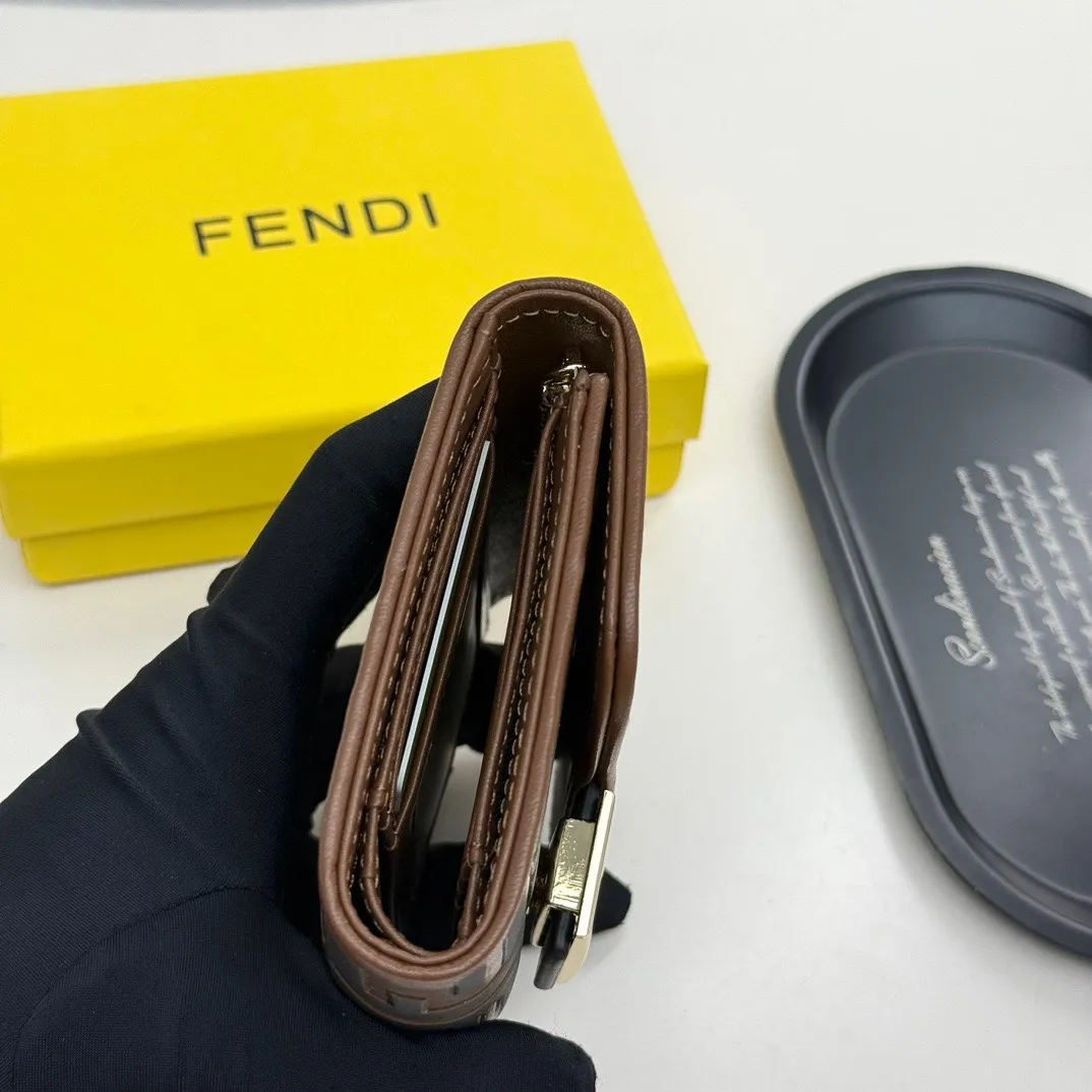 p90🎀芬迪 8013🎀颜色 黑色 黑棕🎀尺寸 10*8.5*2.5 🎀Fendi专柜火爆登场!采用进口小牛皮,做工精致, 媲美专柜!多功能小钱包,超级实用!