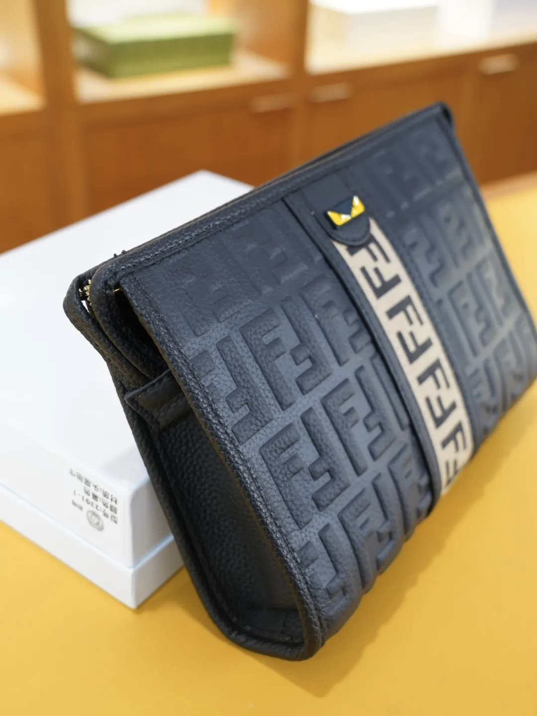 P115 🇮🇹 FENDI 芬迪 官网同步 高版本 手拿包 全球轰抢单品 原单牛皮制作 质感超好 日常出门经典百搭 一眼万年的款 非市面普通货 贸易公司订单货 配全套包装礼品盒装等.. 【规格：28x19x6】